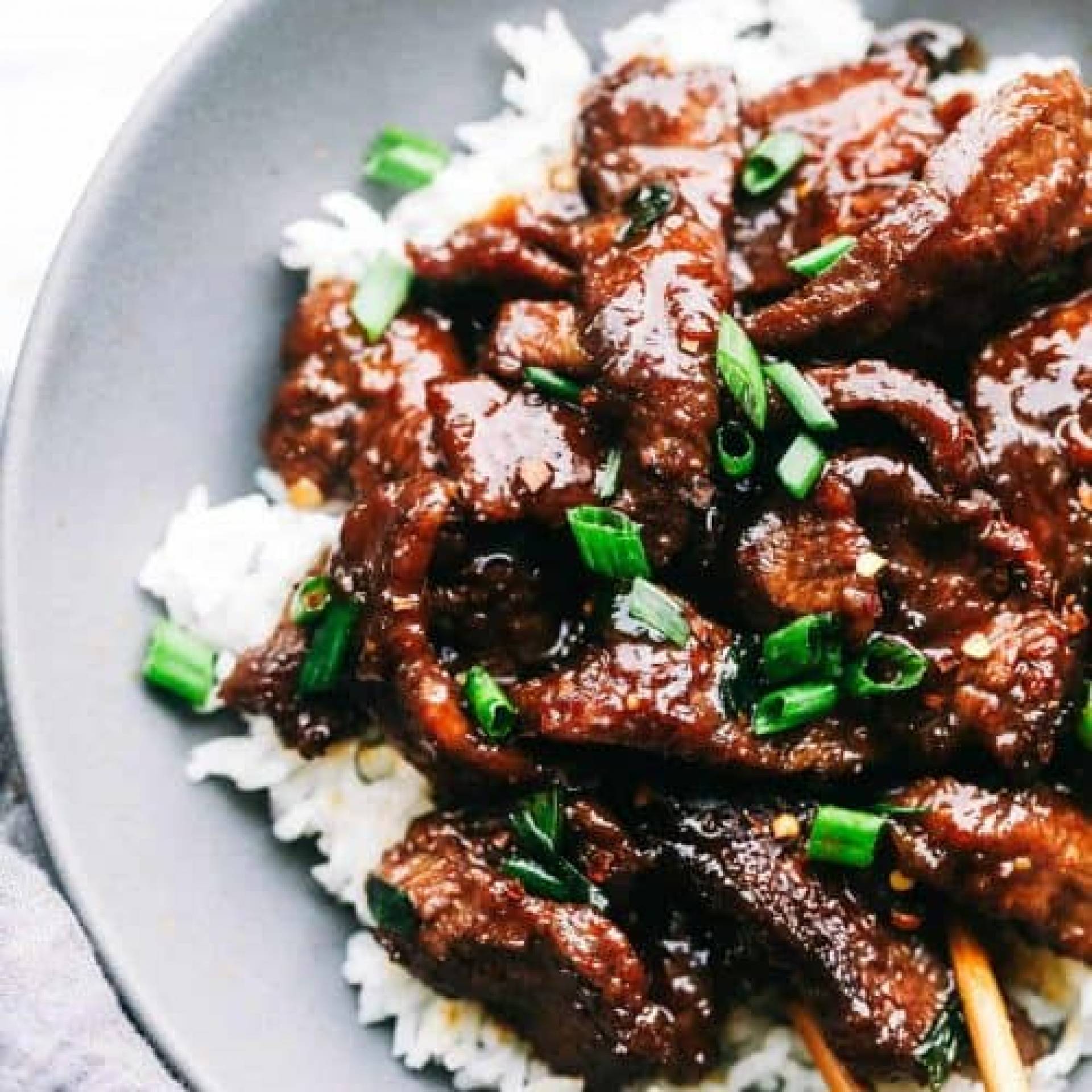MONGOLIAN BEEF CON ARROZ JAZMIN
