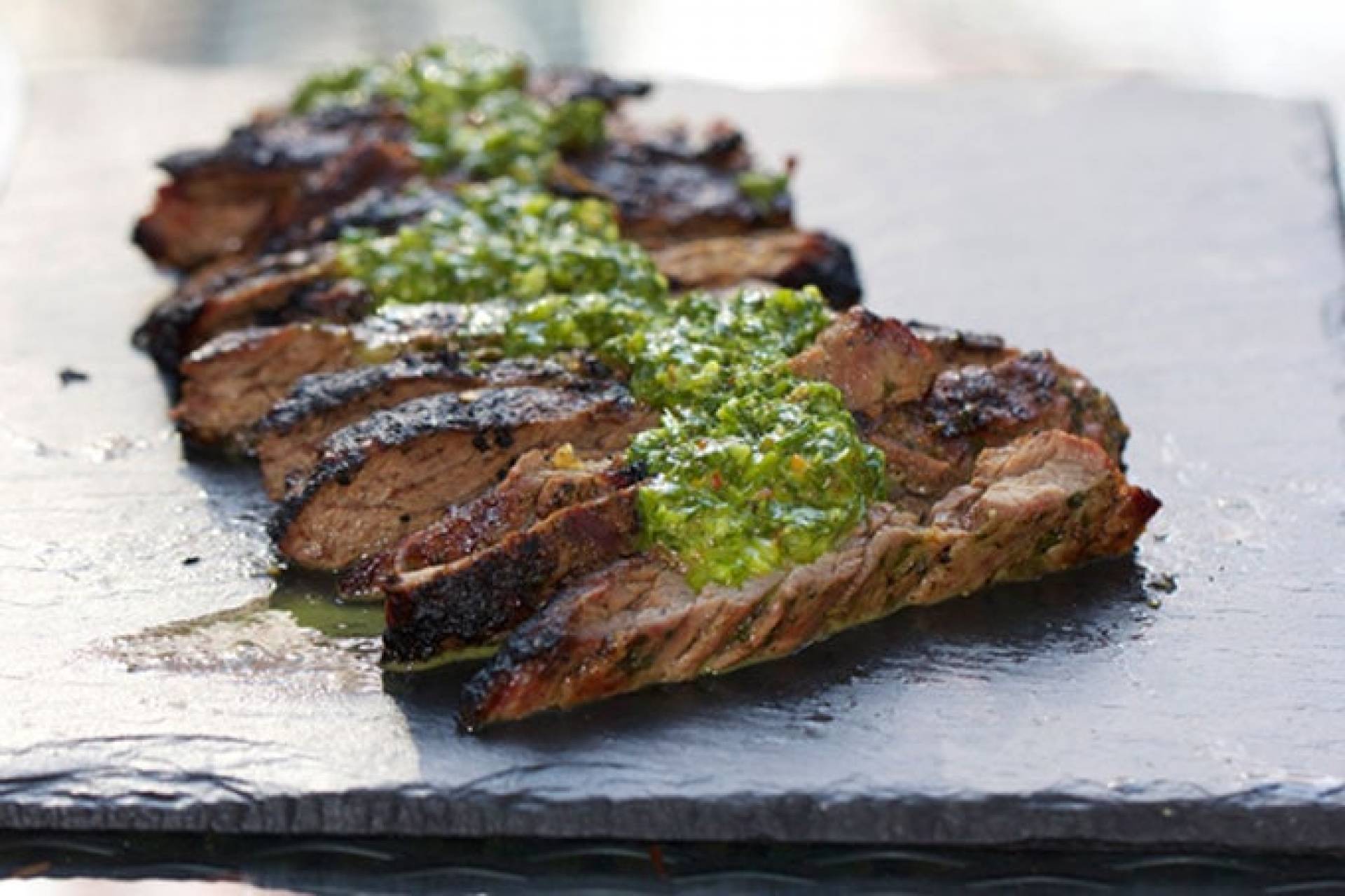 TIRITAS DE RES CHIMICHURRI Y ARROZ PROVENZAL
