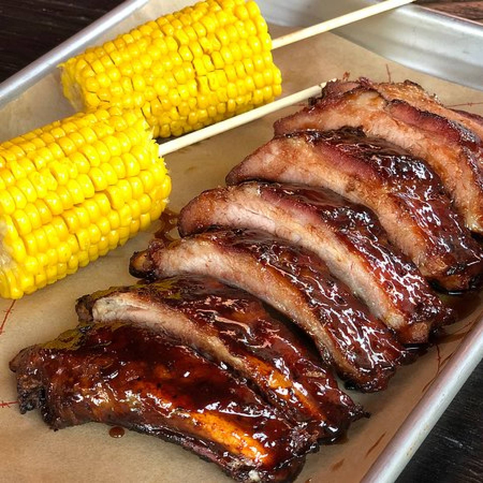 COSTILLAS HONEY BBQ CON ELOTES