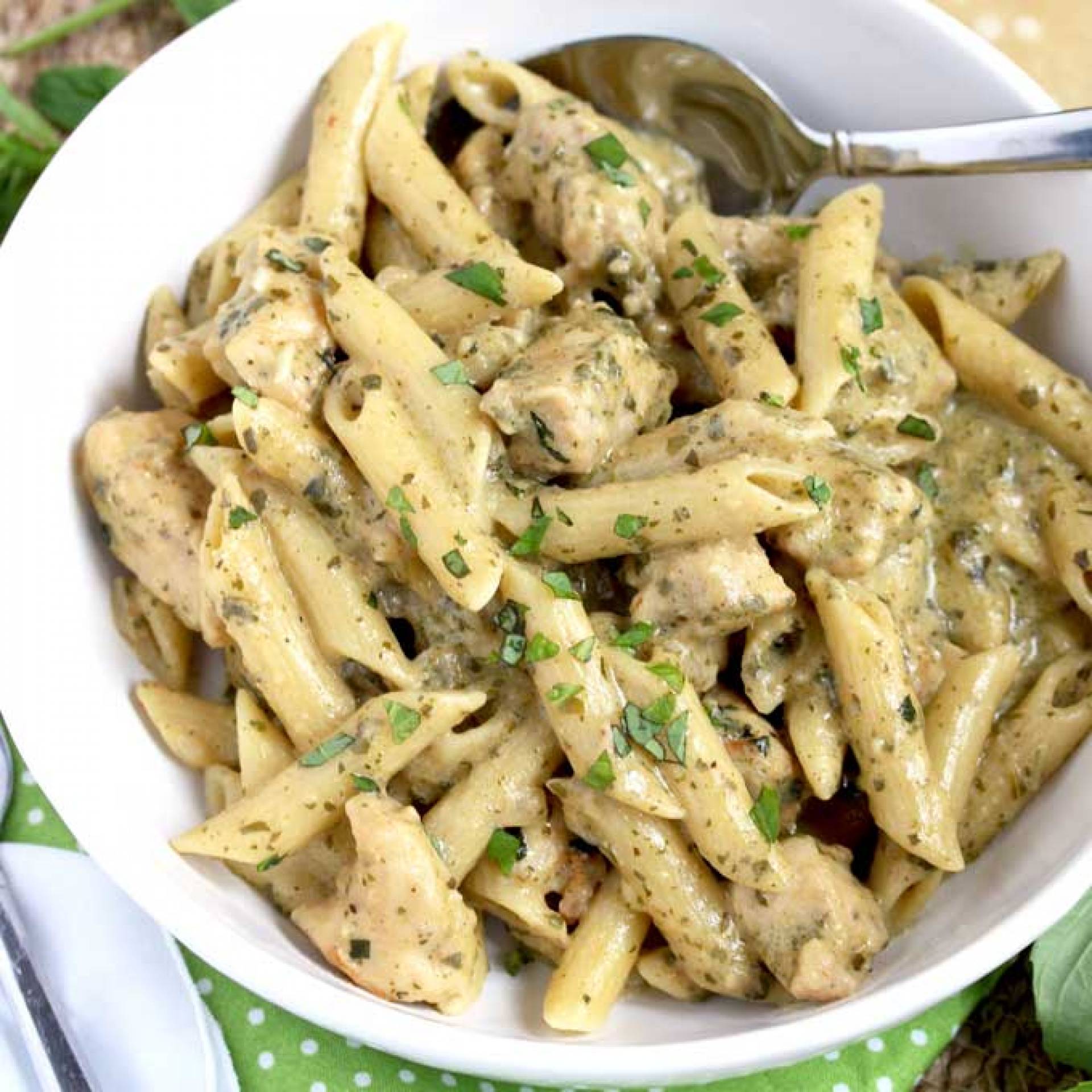 PENNE PASTA-PESTO Y POLLO