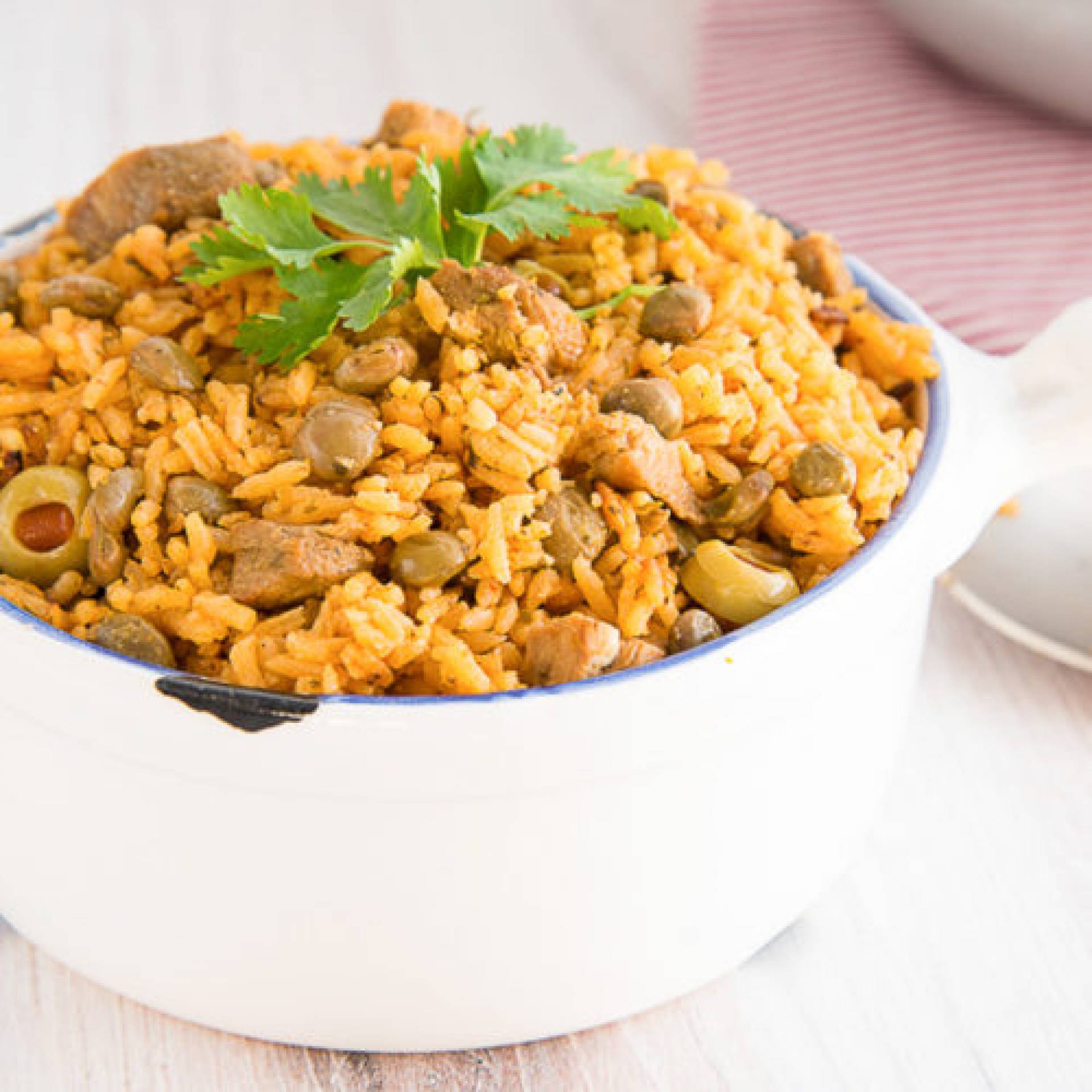 PASTELON DE ARROZ CON GANDULES Y CERDO DESMENUZADO
