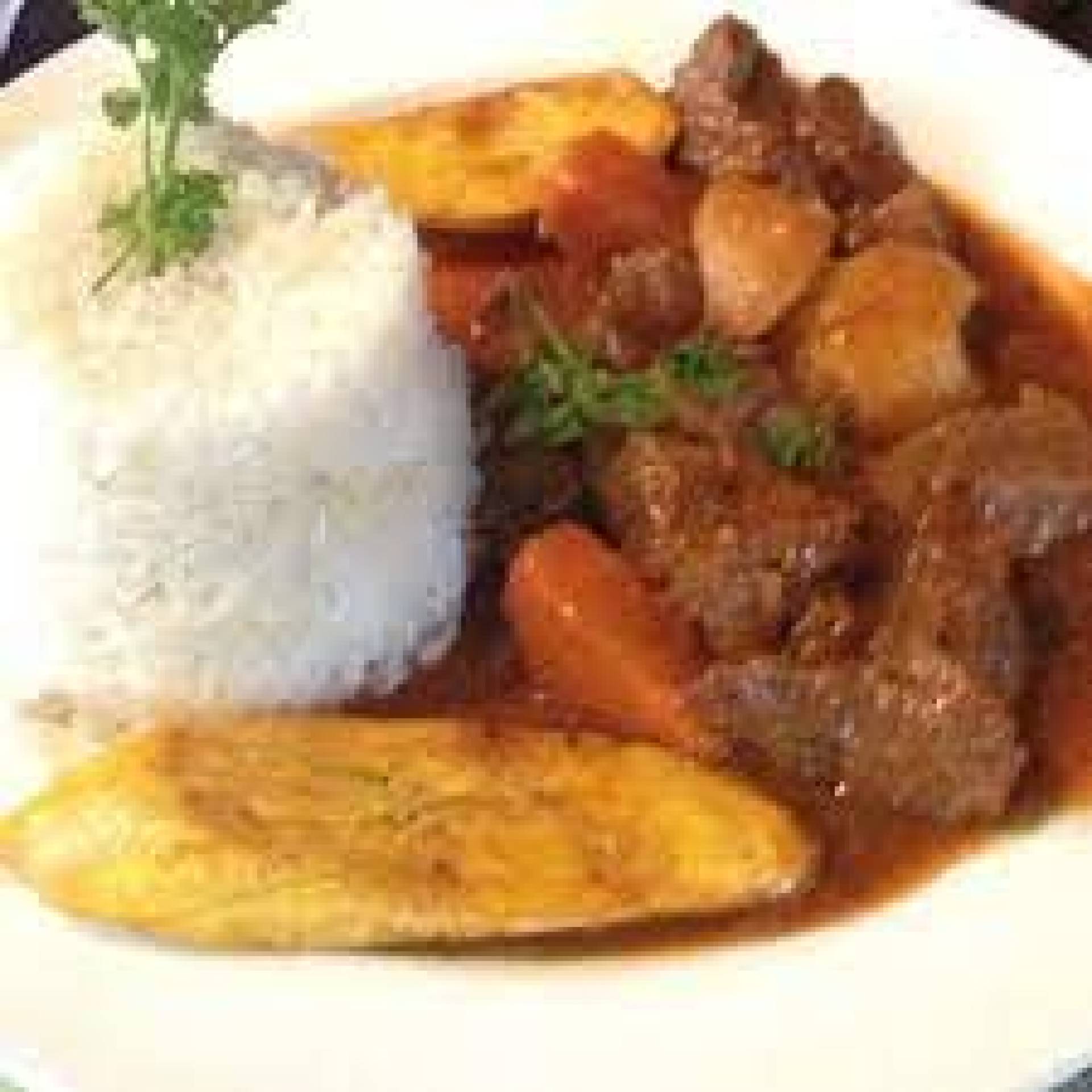 CARNE GUISADA, ARROZ BLANCO Y AMARILLOS