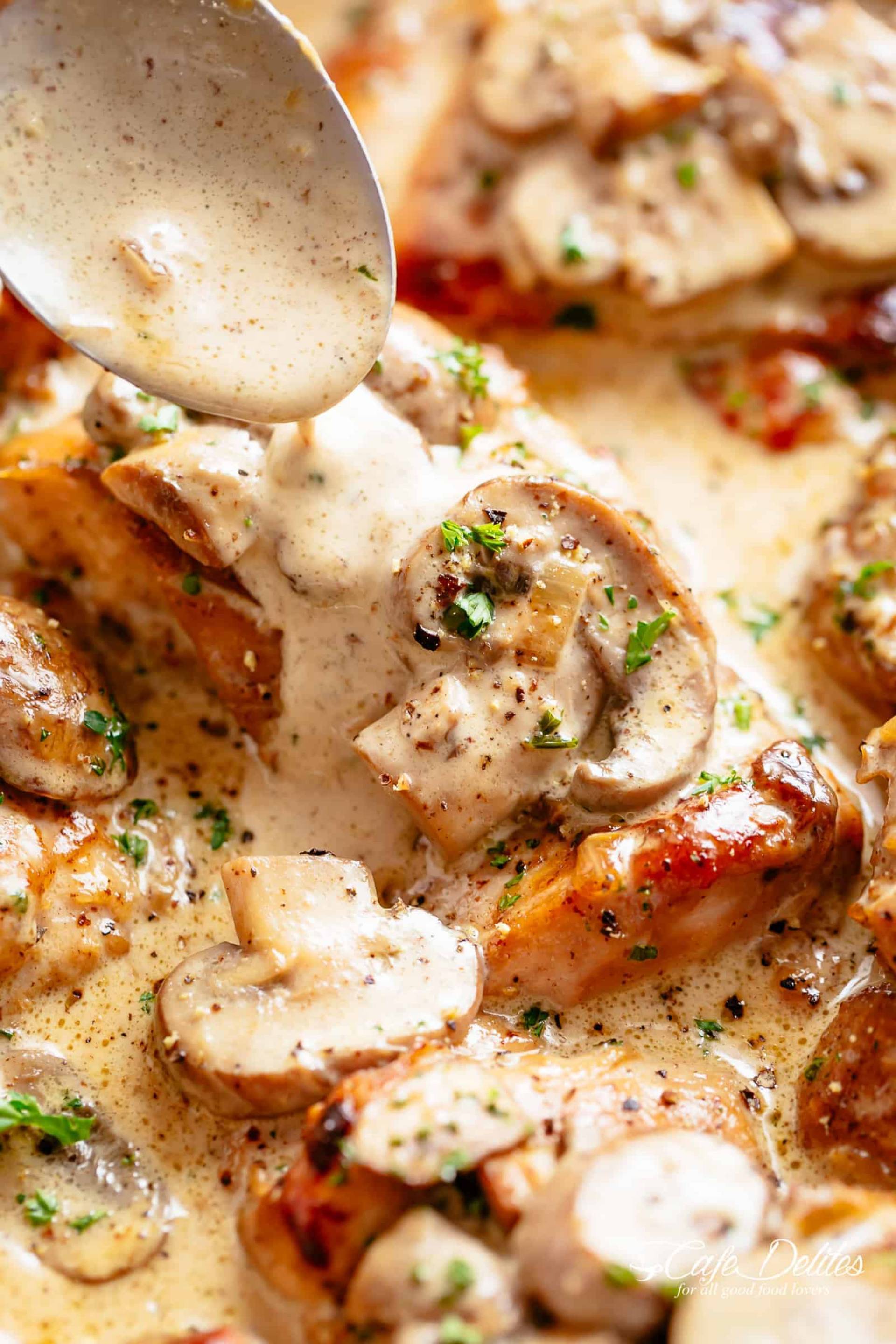 CADERAS DE POLLO EN SALSA CREMOSA DE SETAS & ARROZ GRIEGO