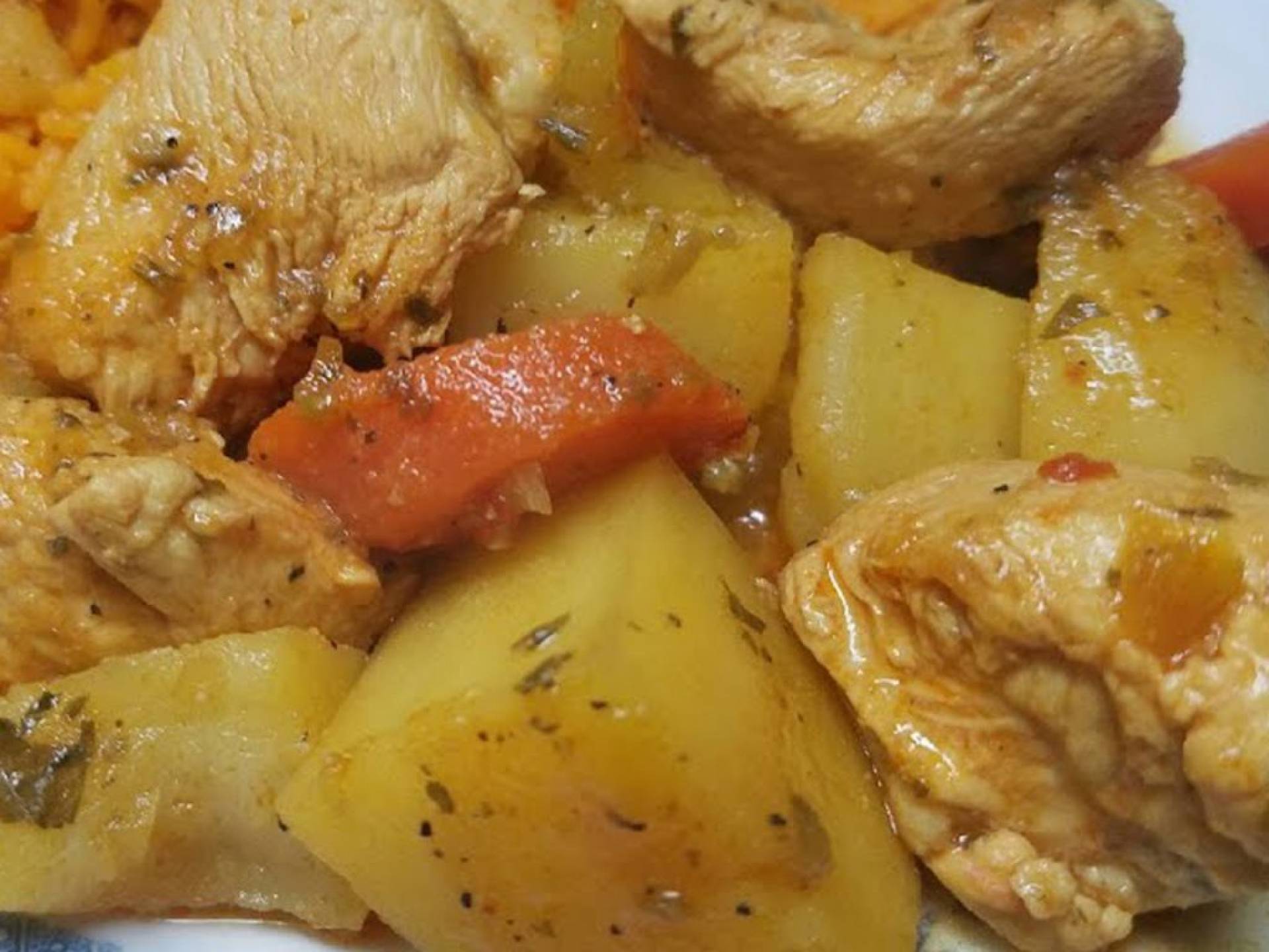 CADERAS GUISADAS CON PAPAS Y ARROZ BLANCO