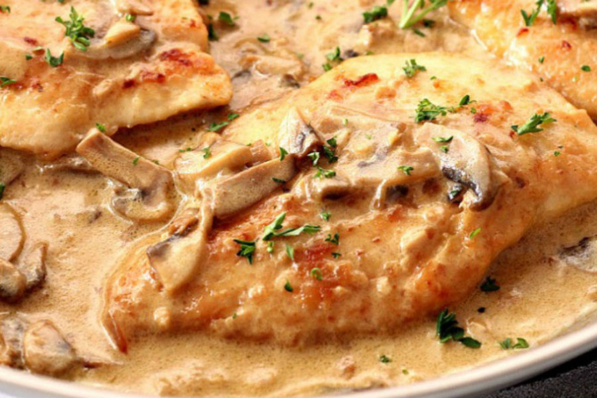 POLLO EN SALSA CREMOSA DE SETAS Y COLIFLOR ARROZ DE CILANTRO
