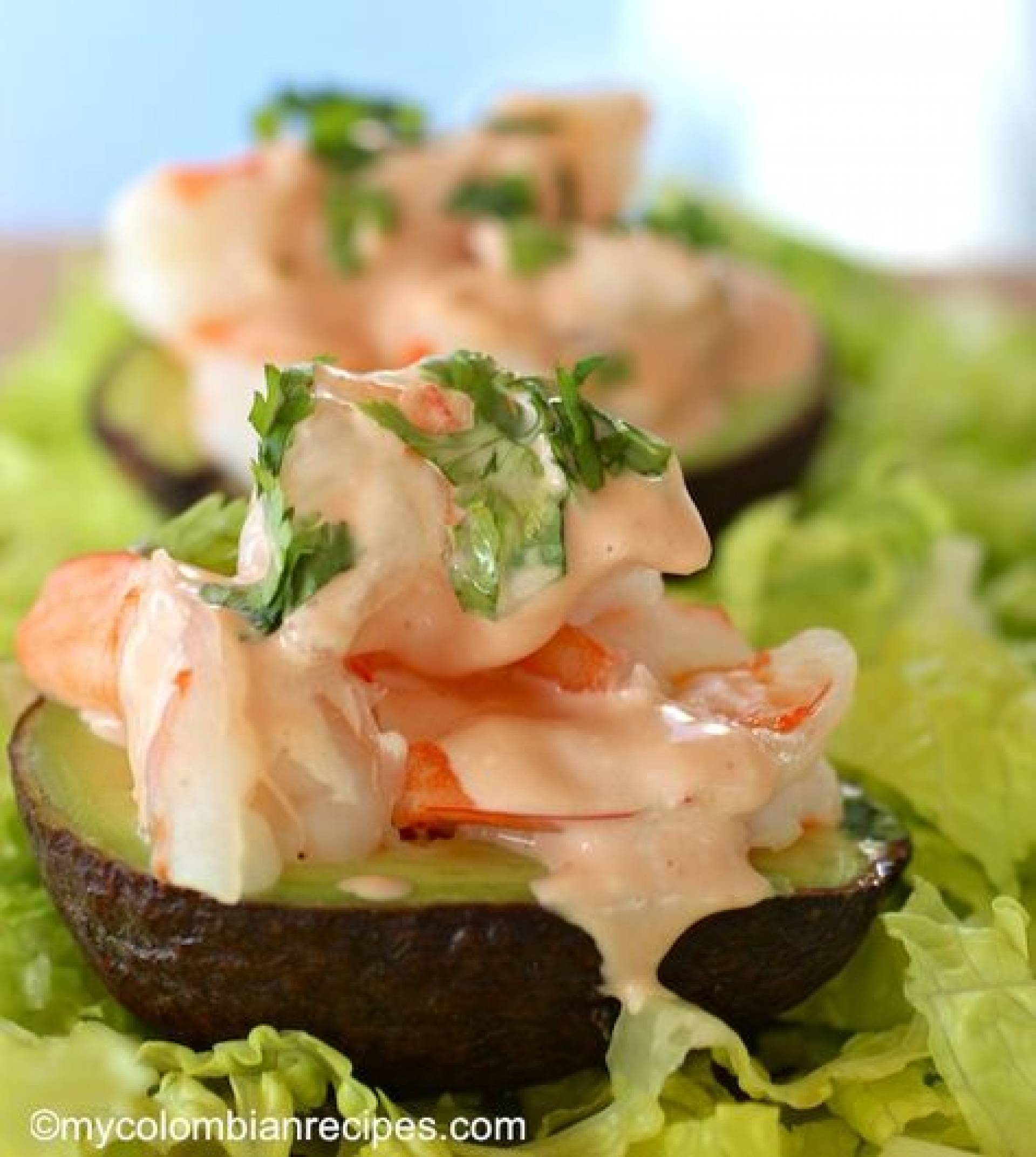 AGUACATE RELLENO DE CAMARONES EN SALSA CREMOSA DE AJO