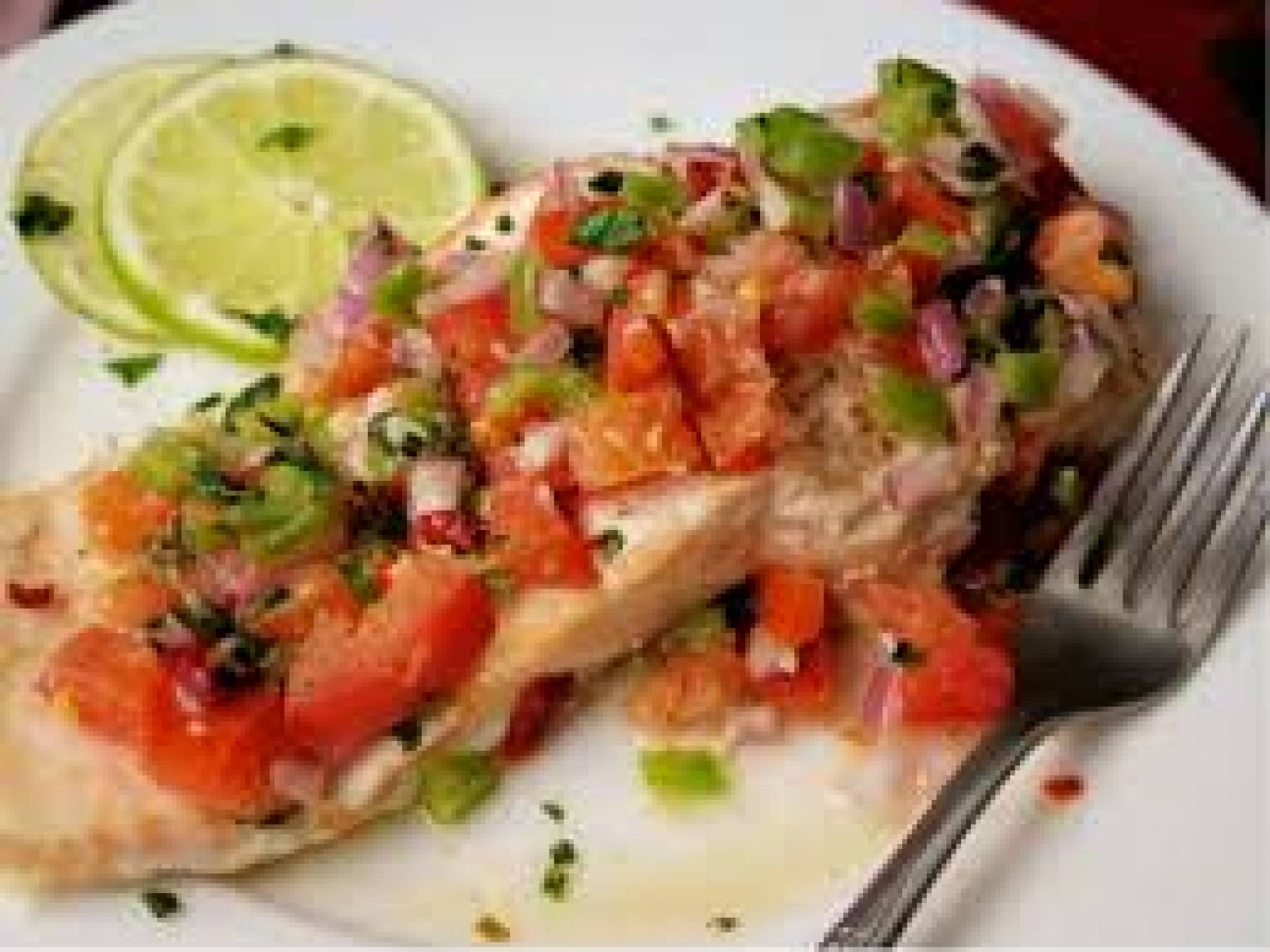 SALMON EN SALSA DE PICO DE GALLO Y VEGETALES SALTEADOS AL AJILLO