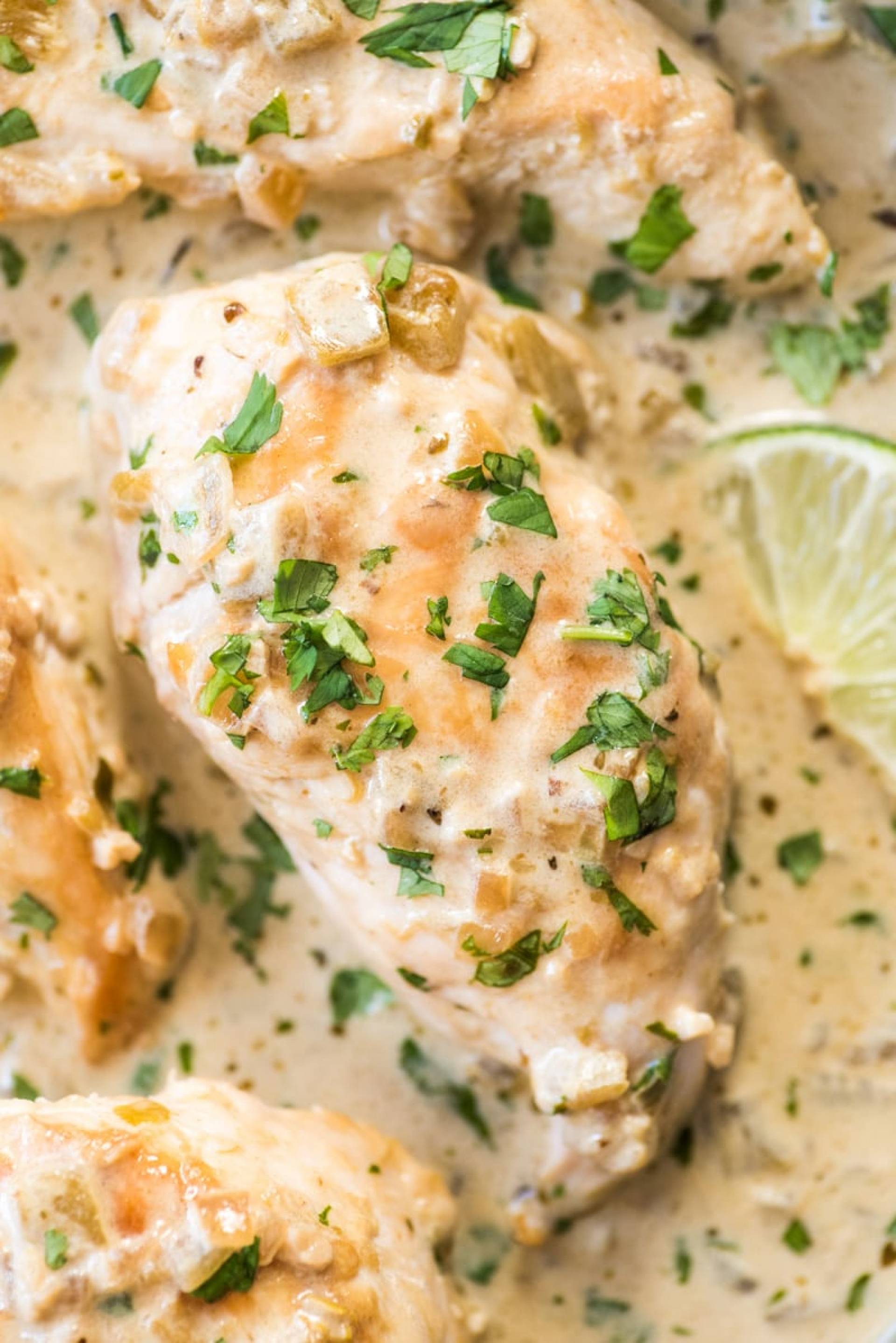 CADERAS EN SALSA CREMOSA DE CILANTRO Y ARROZ CON VEGETALES