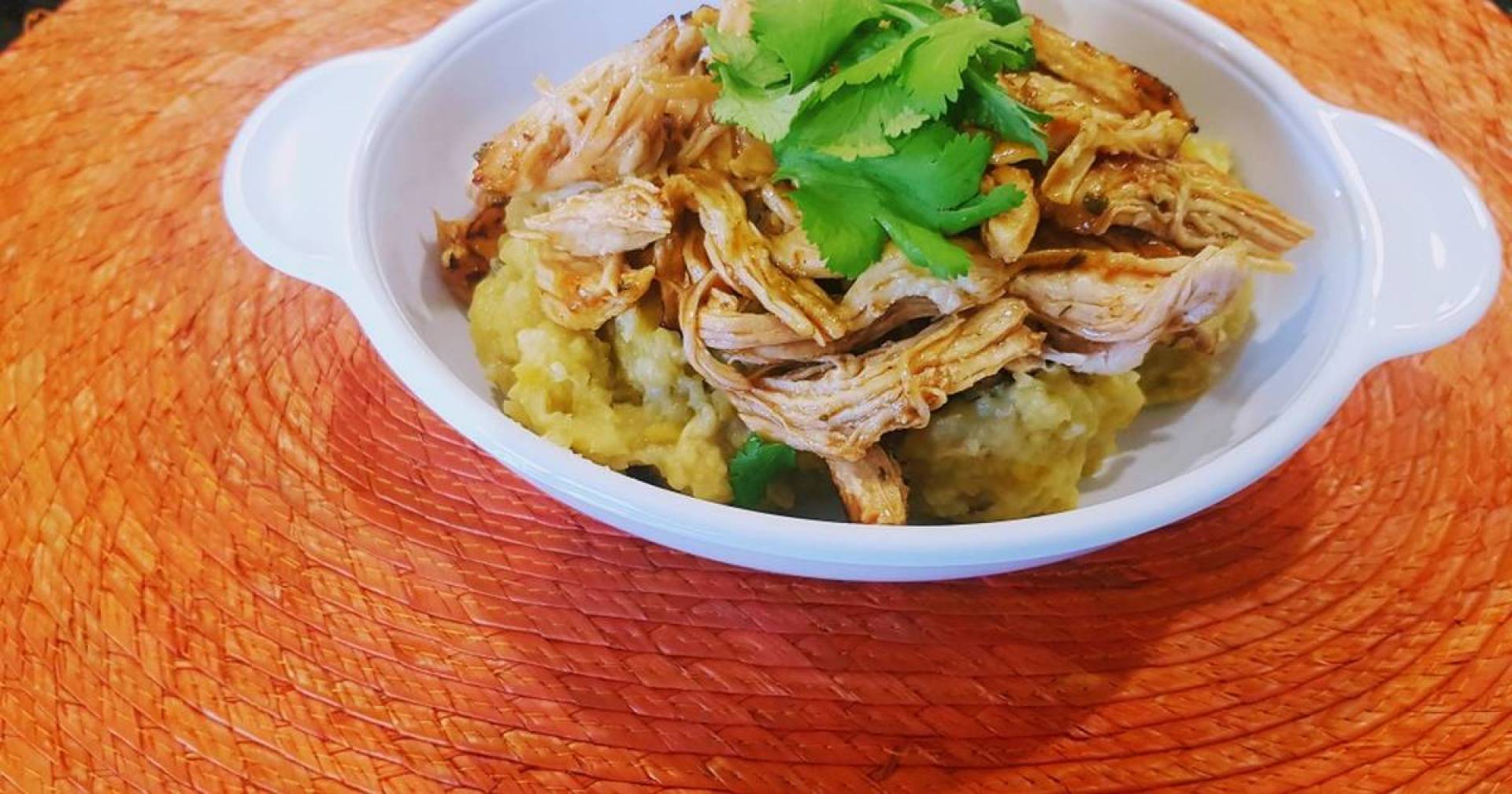 POLLO  AL AJILLO CON MANGU DOMINICANO