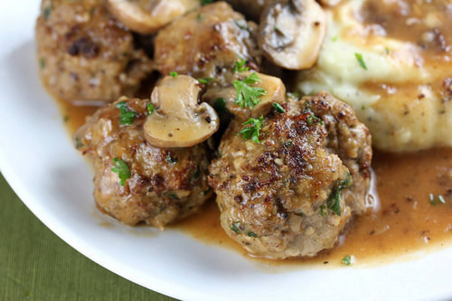 ALBÓNDIGAS EN SALSA DEMI DE SETAS Y MAJADO DE MALANGA