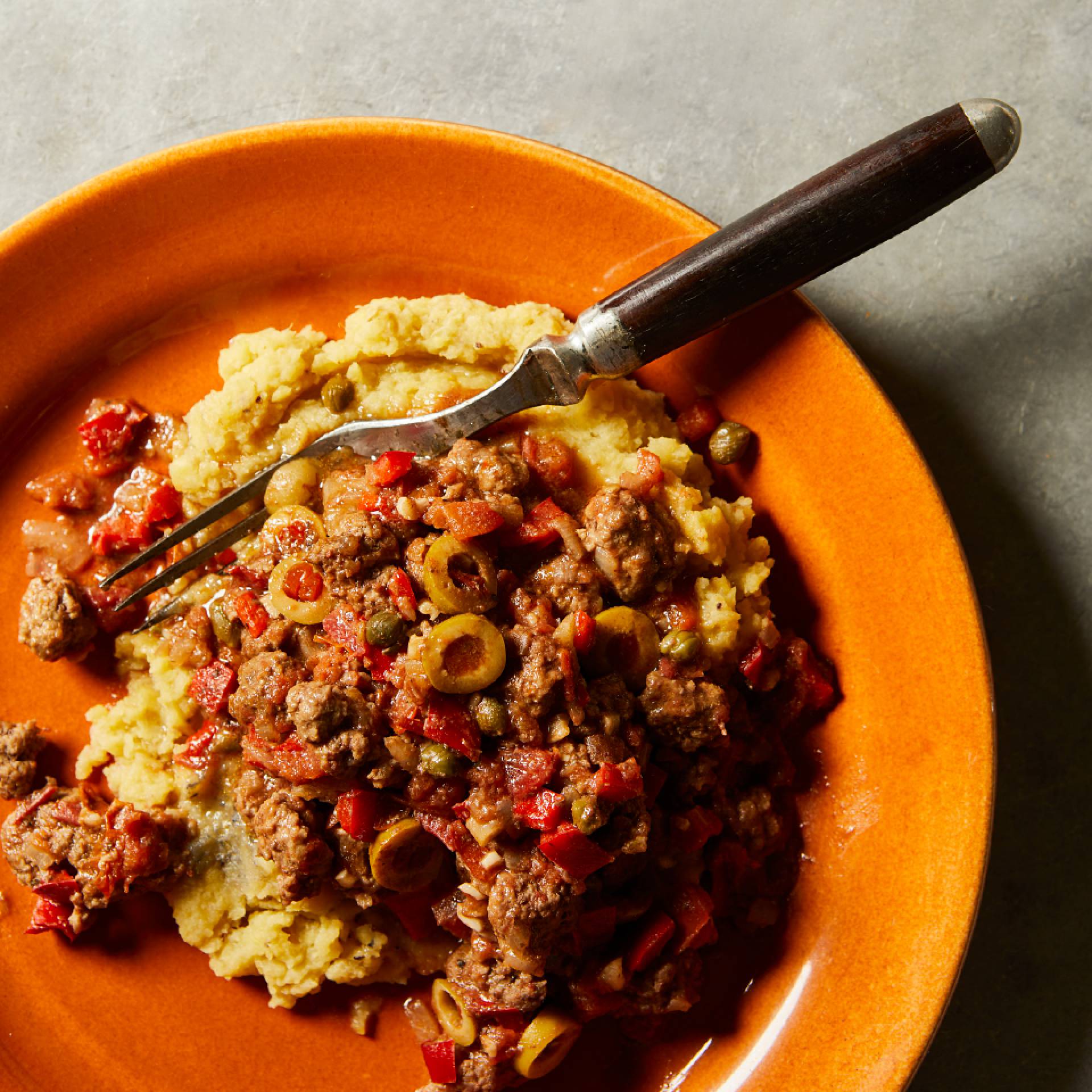 PICADILLO CUBANO CON MAJADO DE AMARILLO