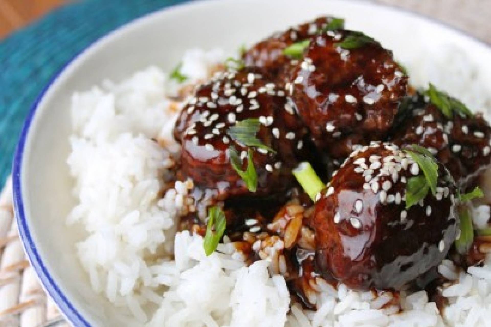 ALBÓNDIGAS TERIYAKY CON ARROZ GRIEGO