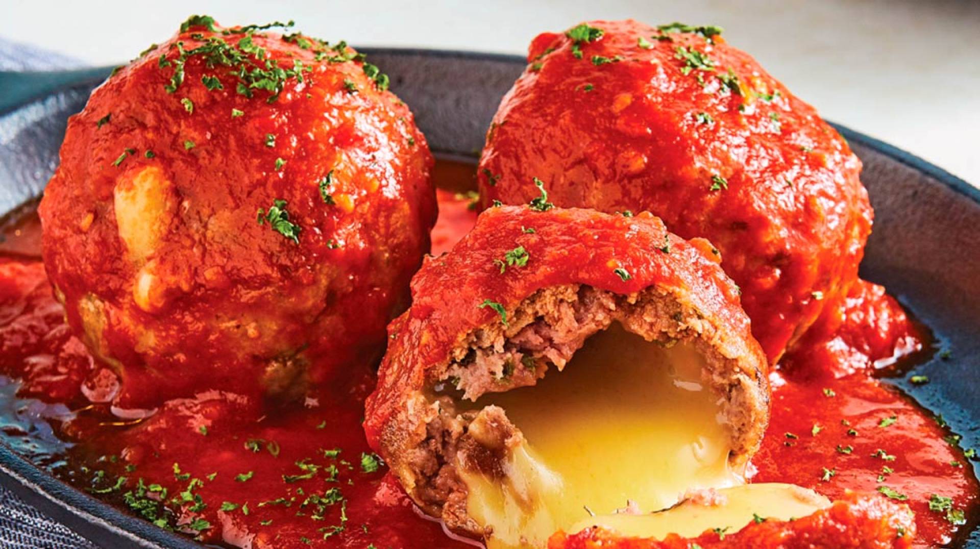 ALBONDIGON RELLENO DE QUESO SOBRE MAJADO DE PAPA.