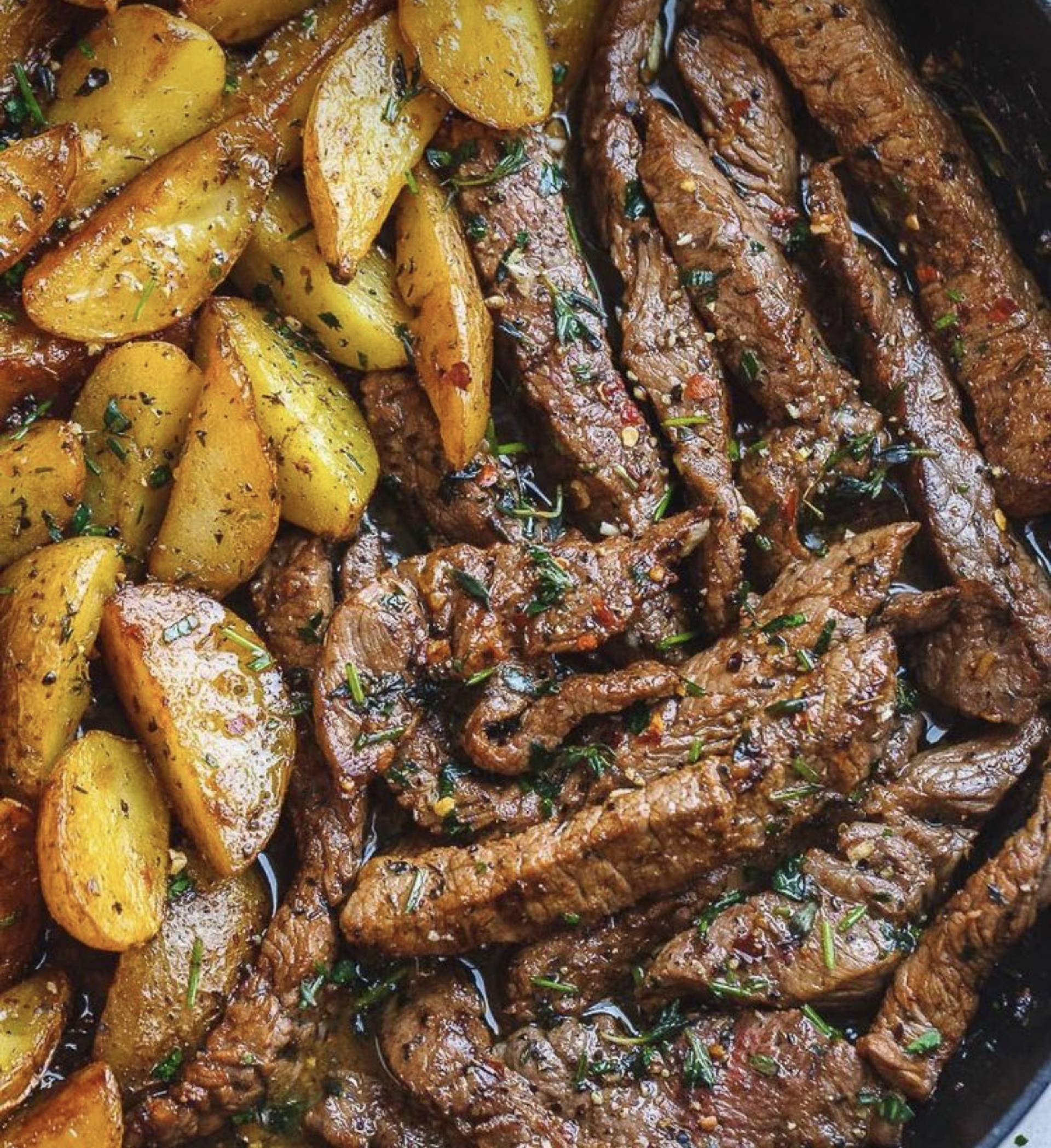 GARLIC BUTTER STEAK CON PAPAS AL HORNO