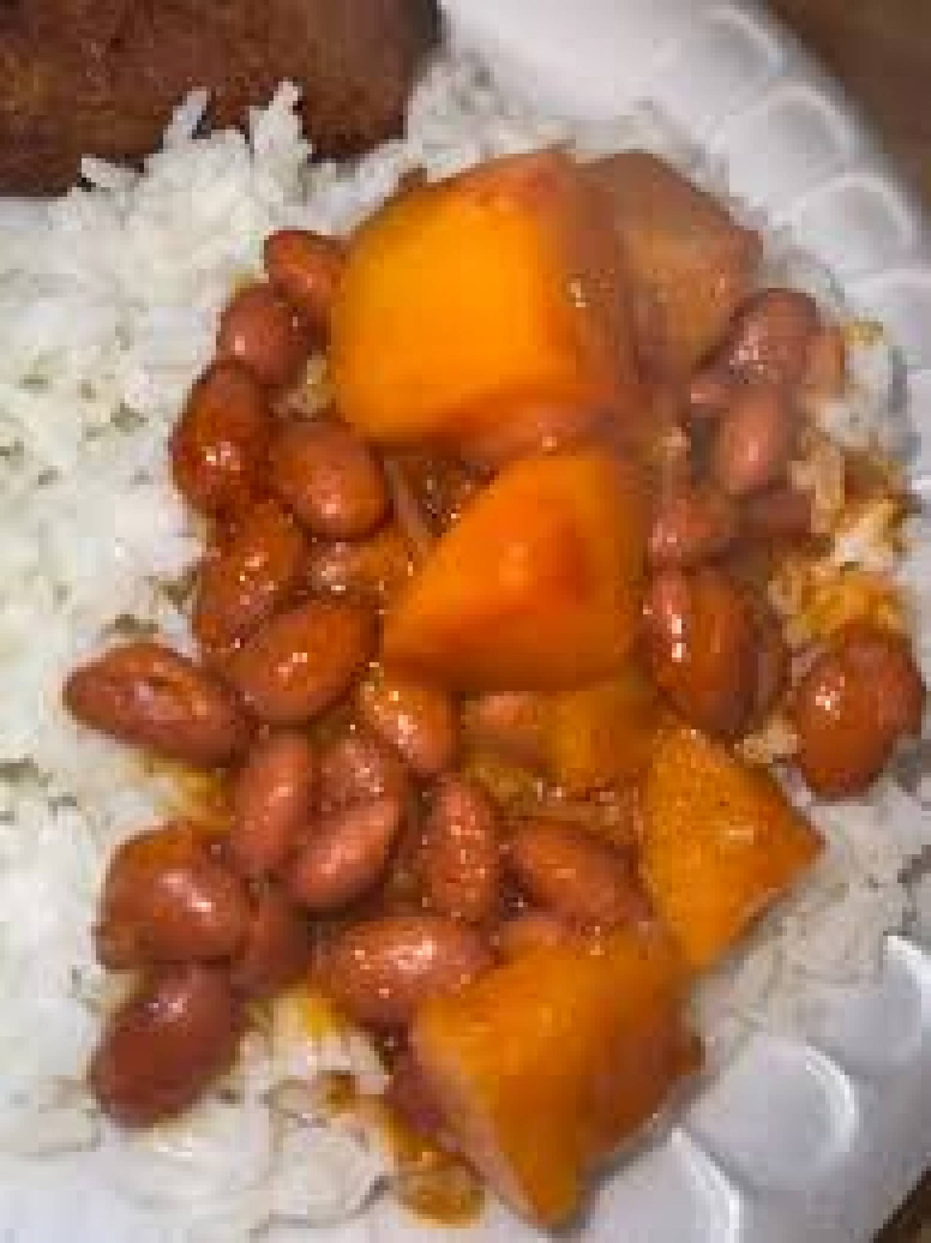 ARROZ JAZMÍN, HABICHUELAS GUISADAS Y BISTEC ENCEBOLLADO