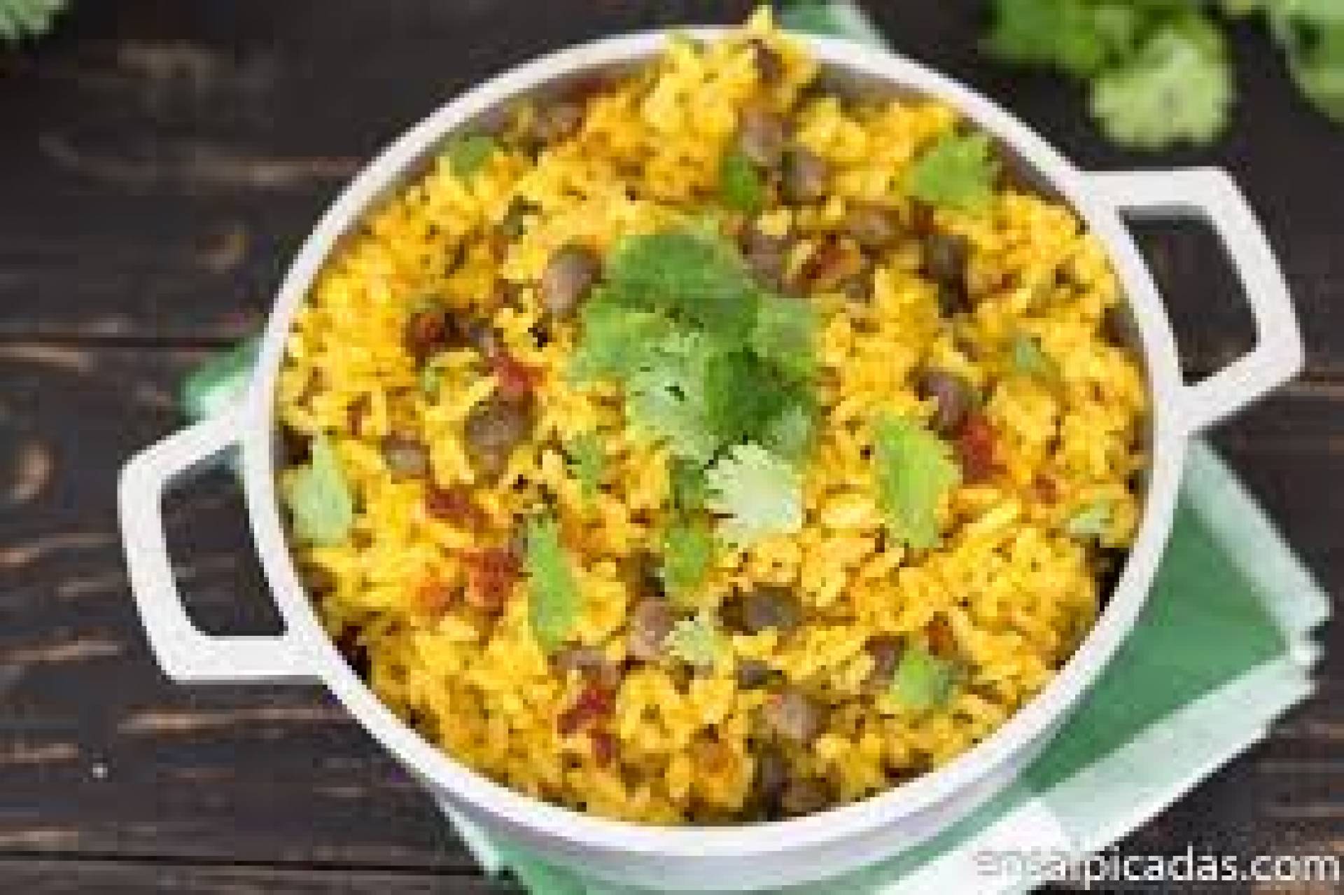 PERNIL AL HORNO, ARROZ CON GANDULES Y MINI PASTEL DE MASA.