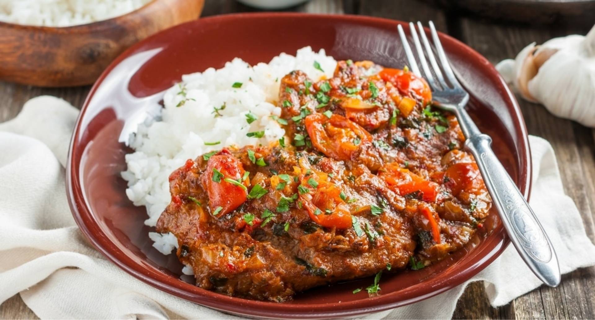 BISTEC EN SALSA CRIOLLA CON ARROZ JAZMÍN