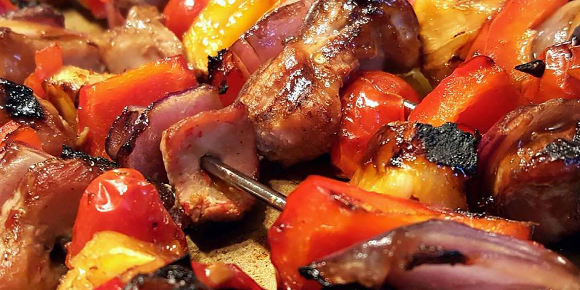 KEBABS (PINCHOS) DE CERDO CON MAJADO DE PAPAS Y MAZORCA