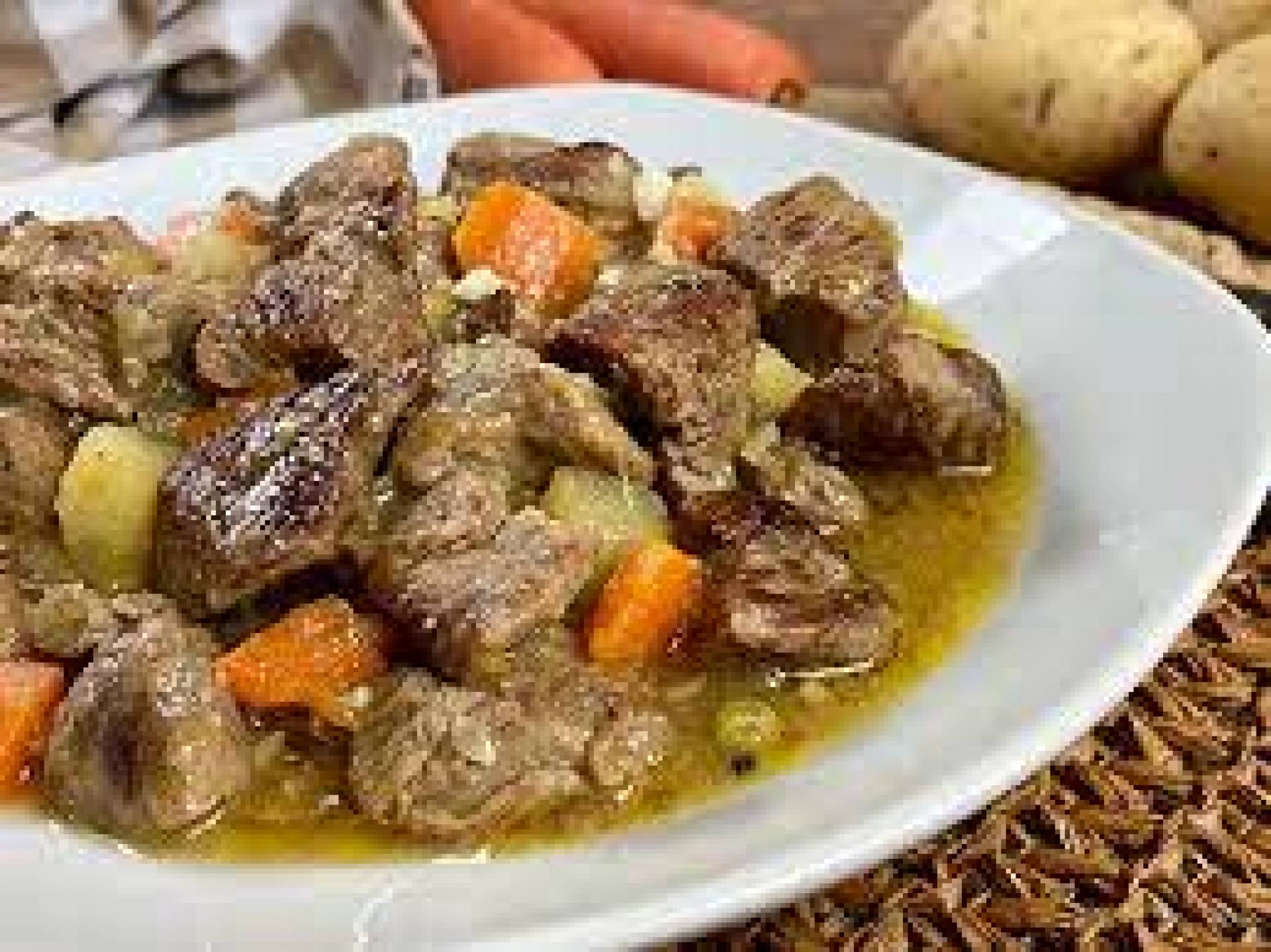 CARNE GUISADA CON ARROZ JAZMÍN