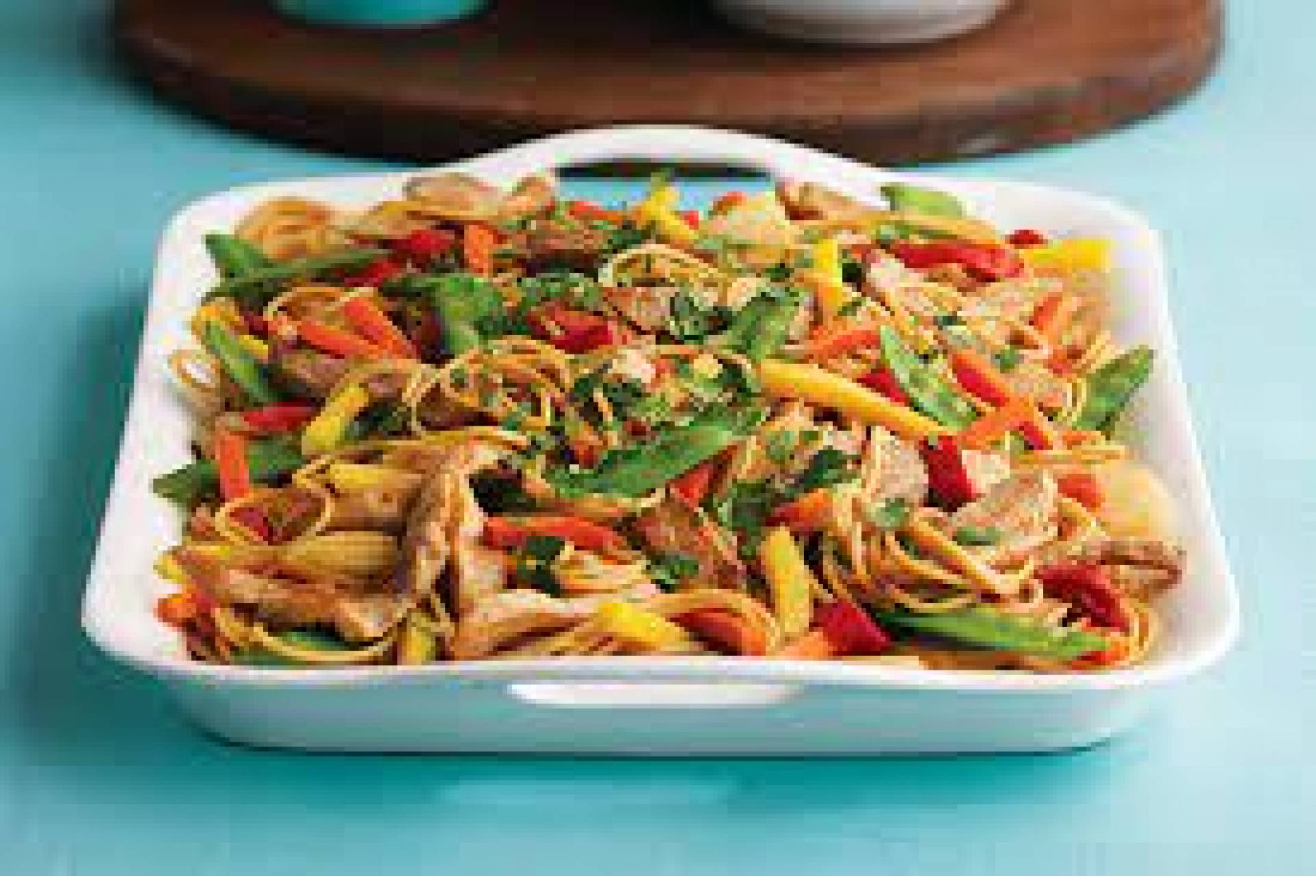LO MEIN DE POLLO Y VEGETALES