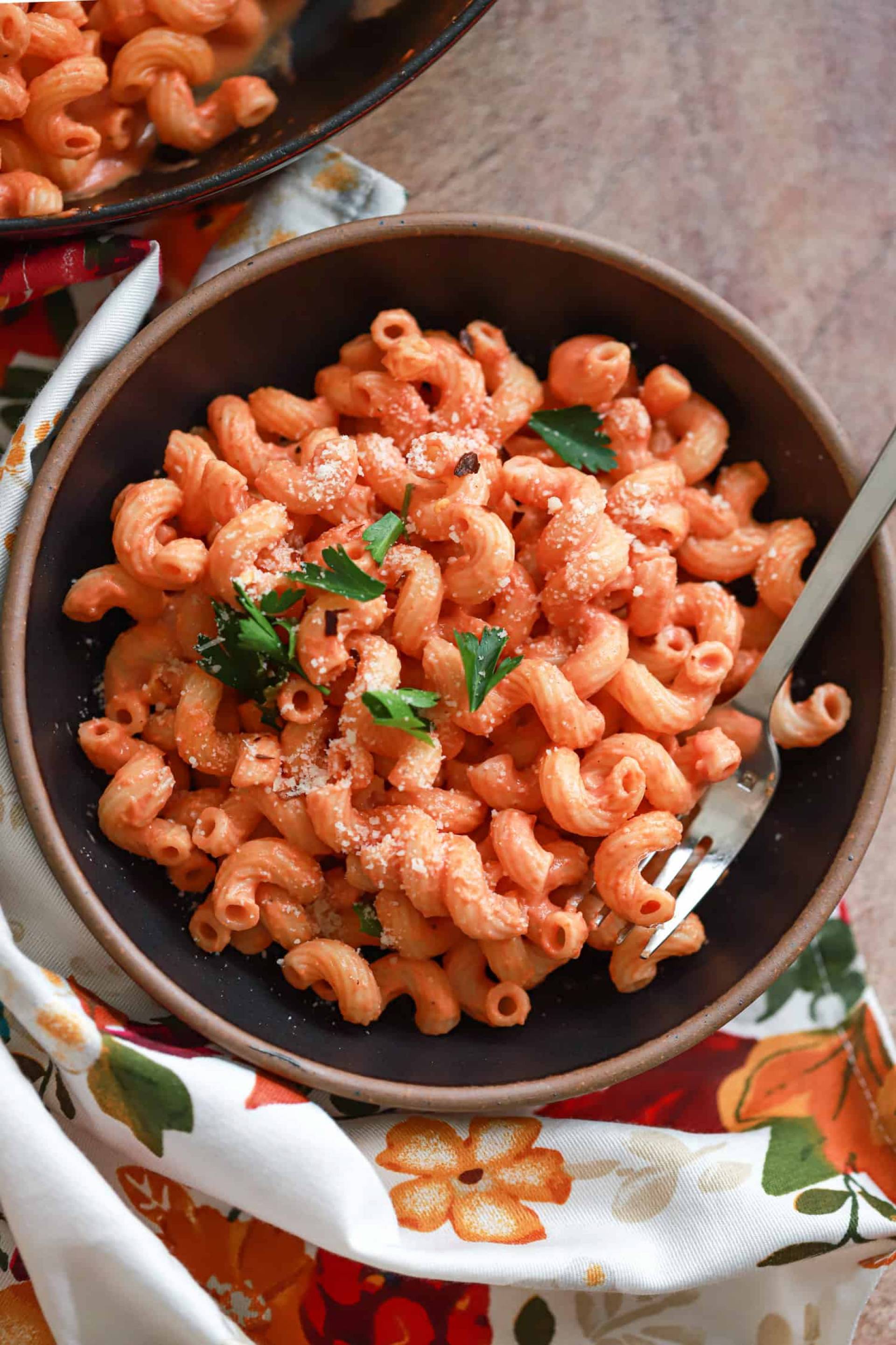 MACARRONES EN SALSA ROSADA Y MOLIDA DE RES