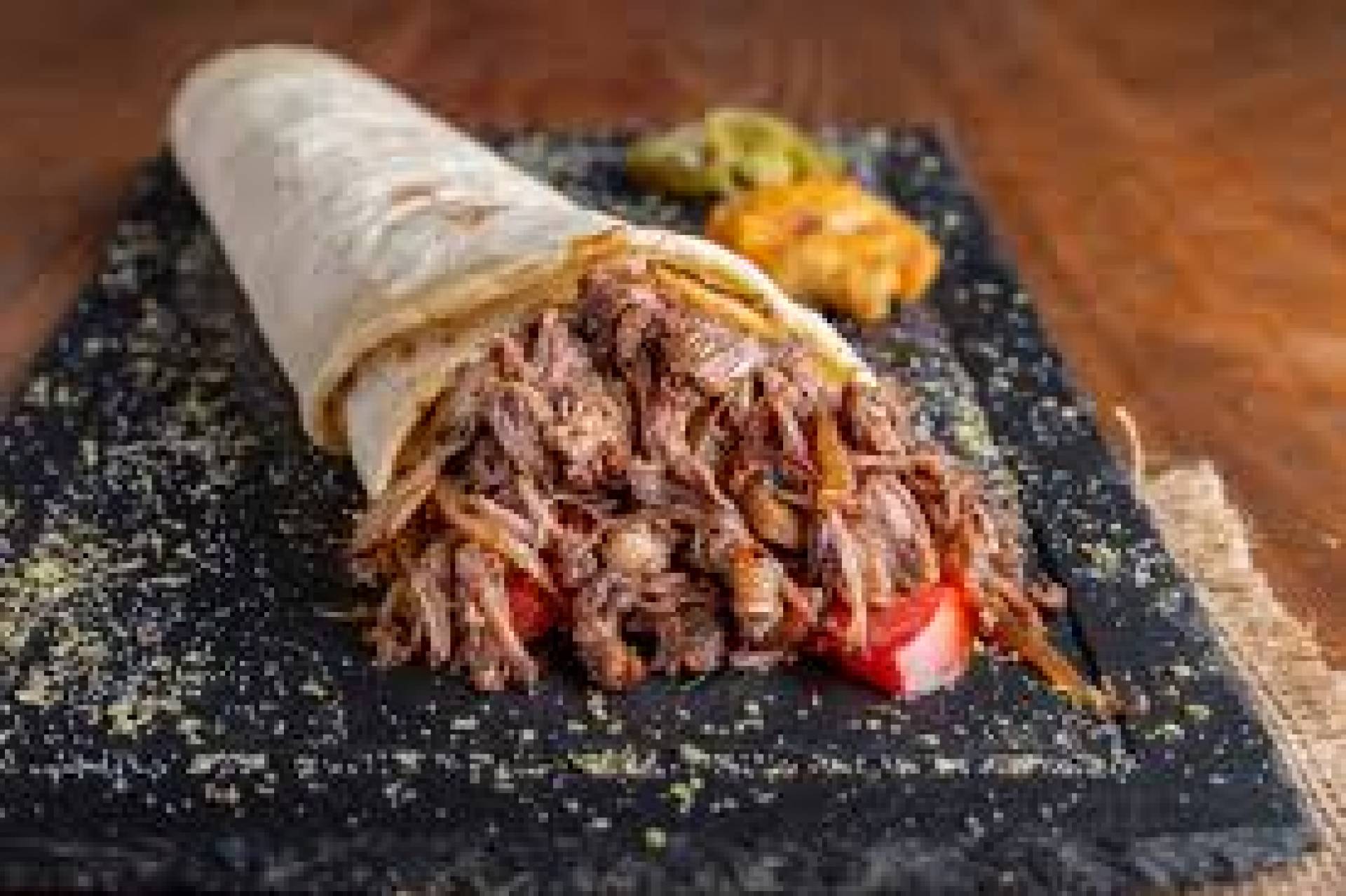 BURRITO DE CERDO DESMENUZADO CON QUESO MIXTO, REFRITO Y PICO DE GALLO.