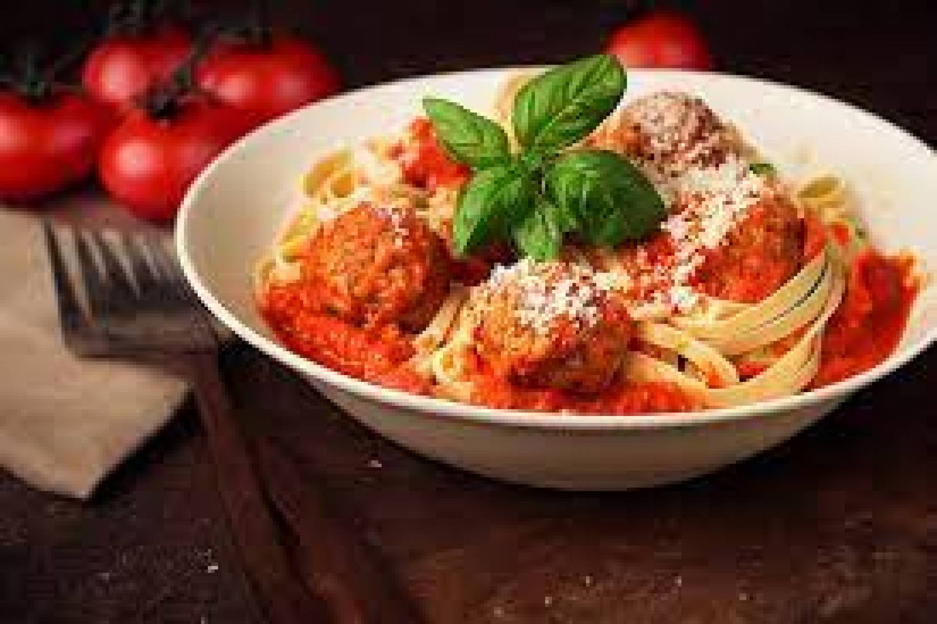 Albóndigas en salsa pomodoro, queso mozarella y fettuccini.