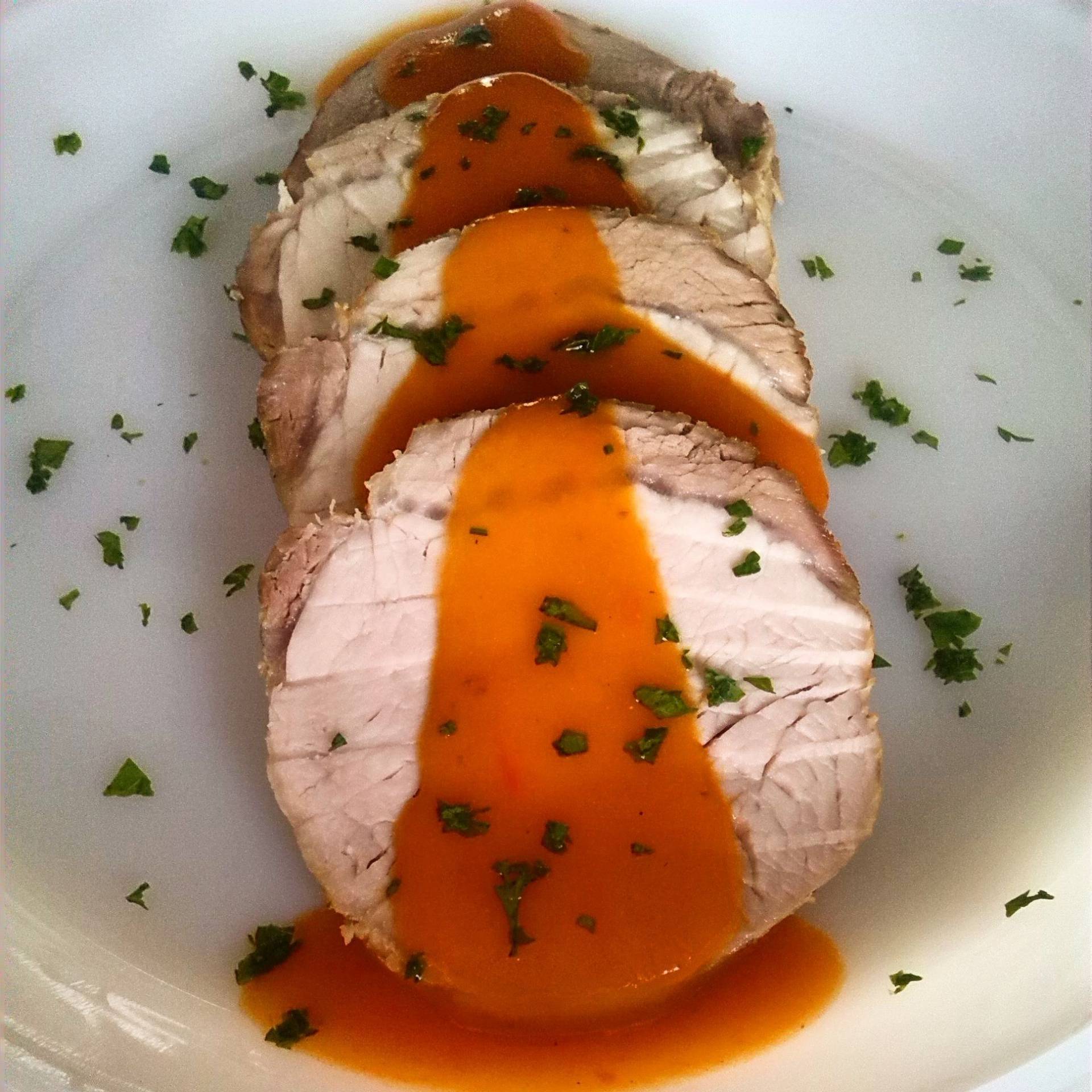 Lomo Relleno de amarillo en salsa cremosa de piquillo sobre majado de yautia.