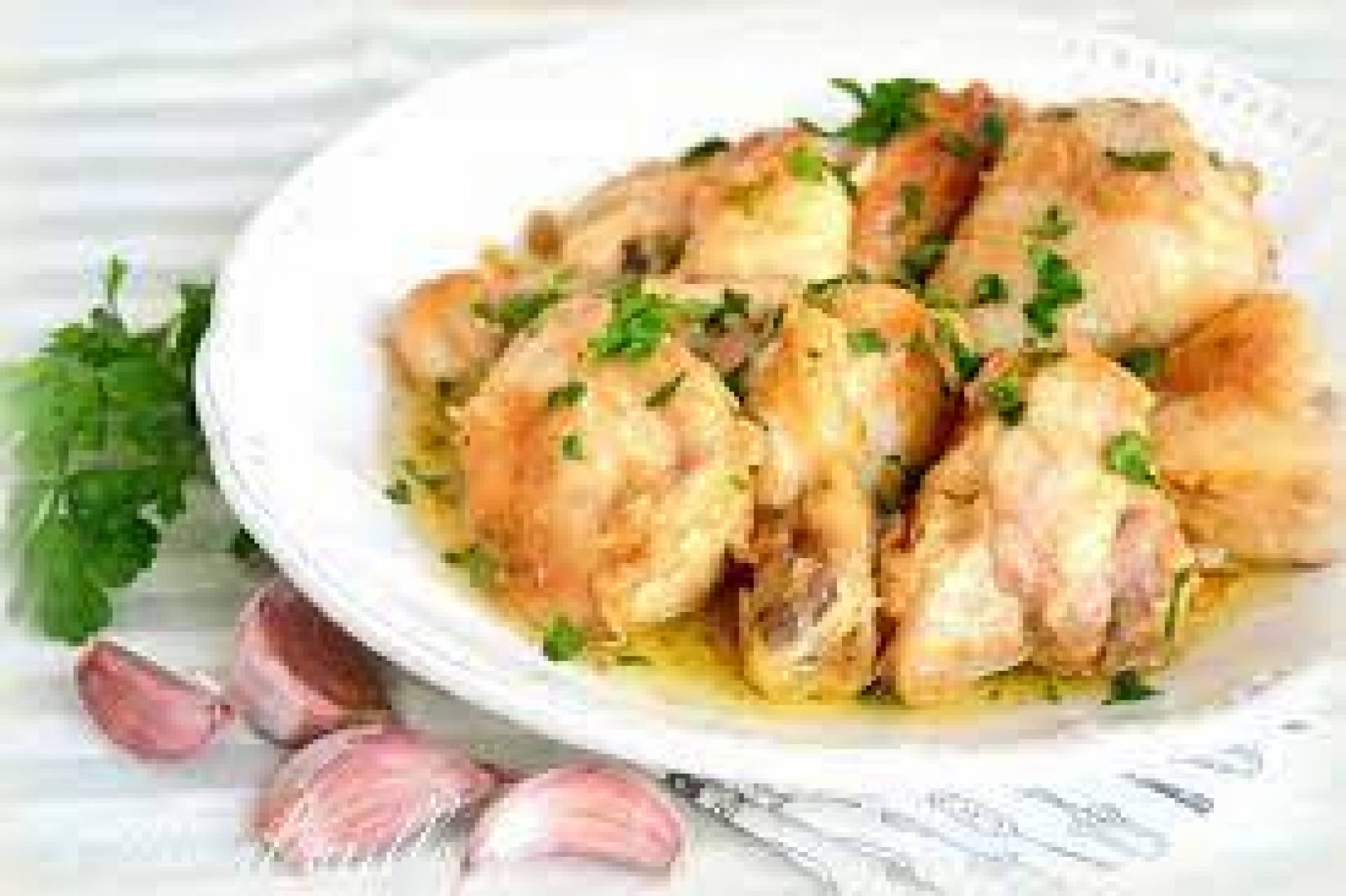 Caderas de pollo al ajillo con papas y zanahorias rostizadas al horno