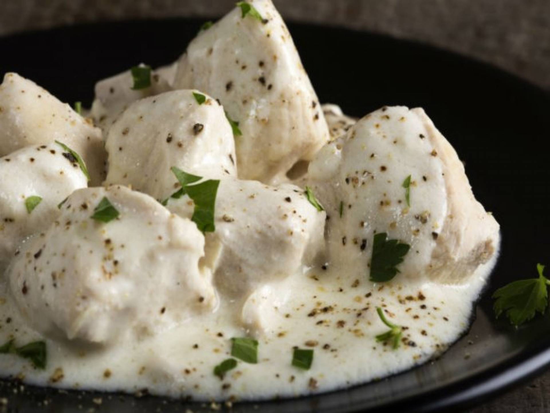 POLLO EN SALSA ALFREDO CILANTRO CON ARROZ GRIEGO