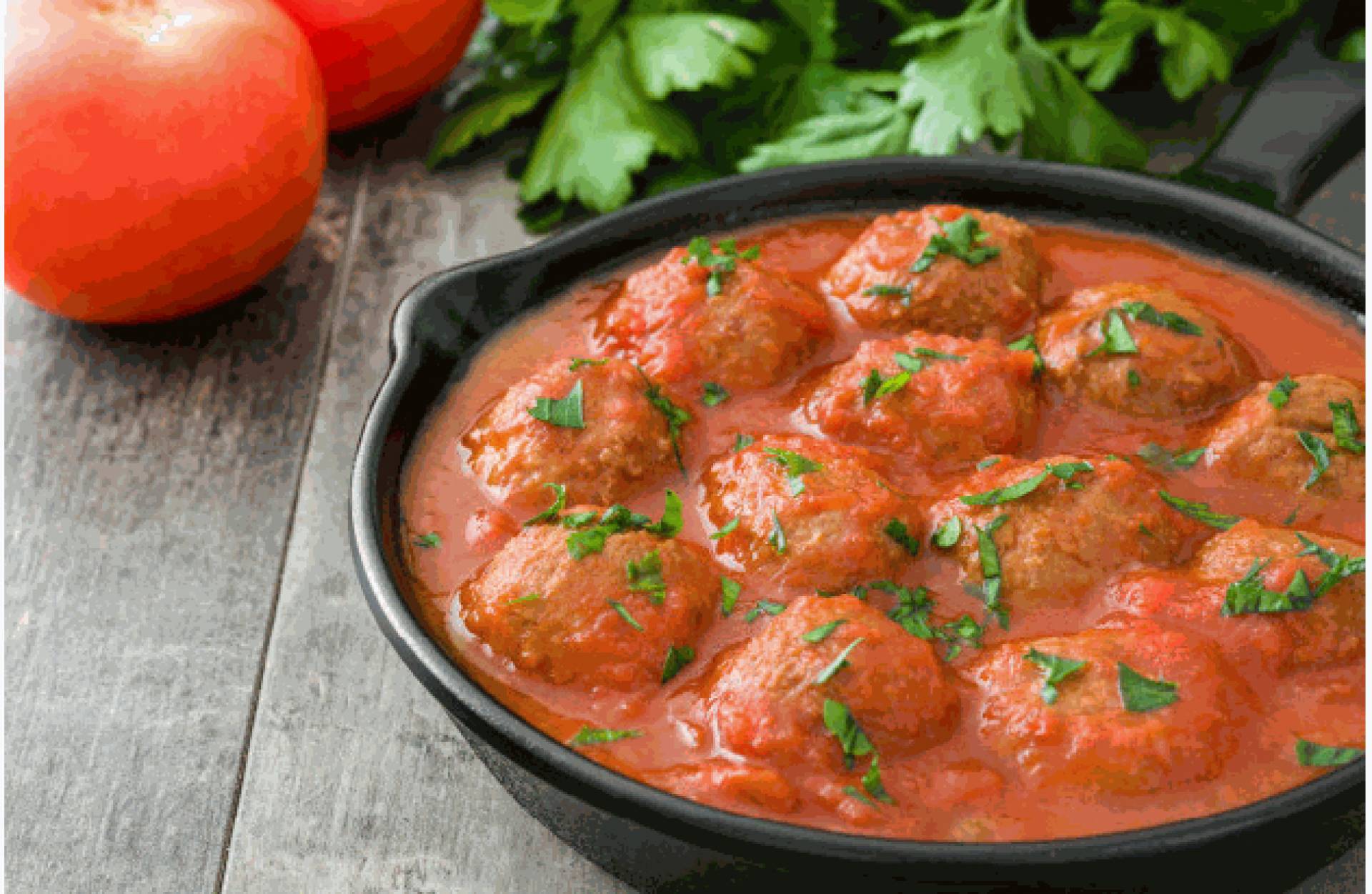 ALBÓNDIGAS EN SALSA POMODORO CON MAJADO DE YAUTIA