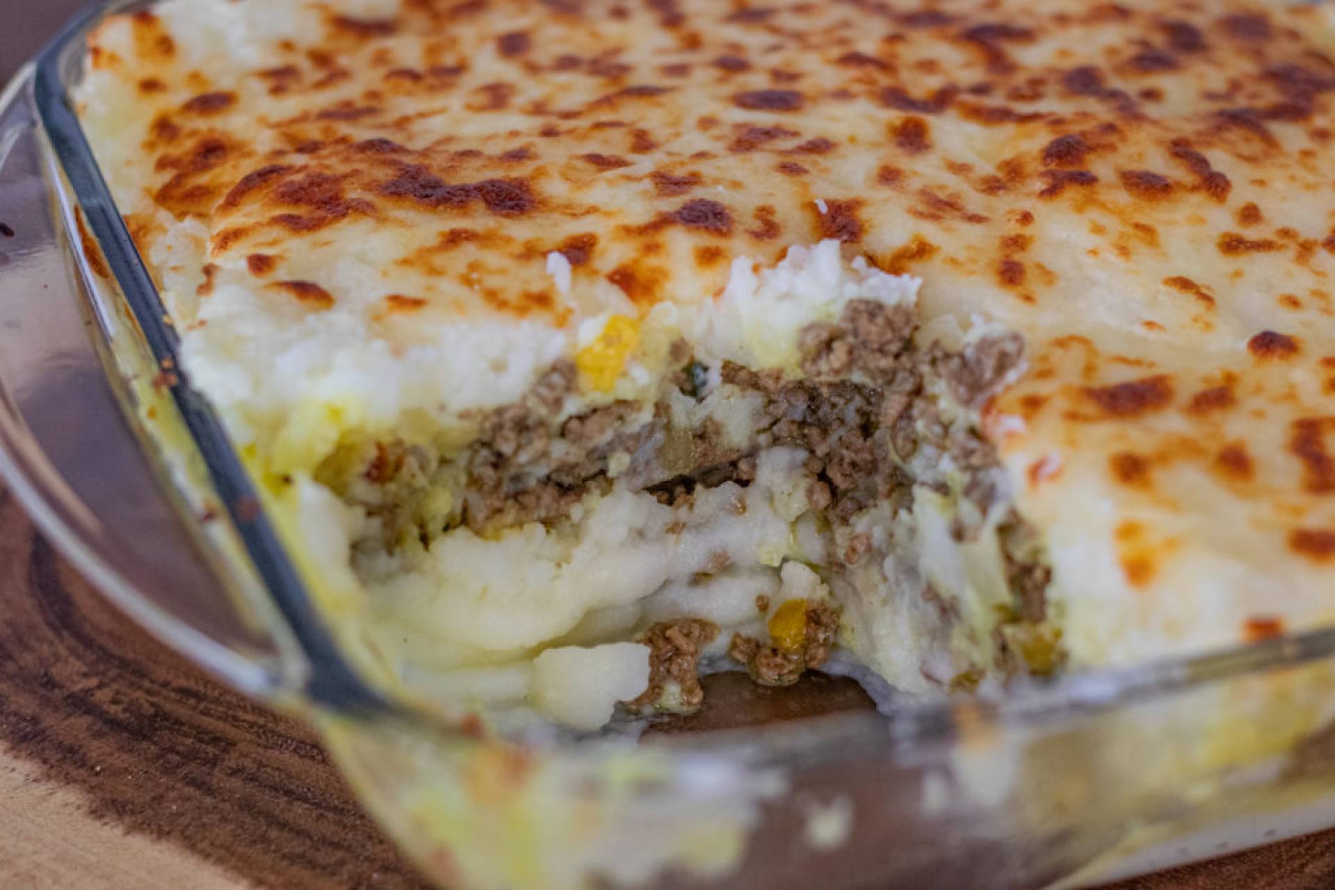 PASTELON DE PAPA  CON CARNE MAGRA DE RES, QUESO MIXTO Y SALSA CREMOSA ON TOP.