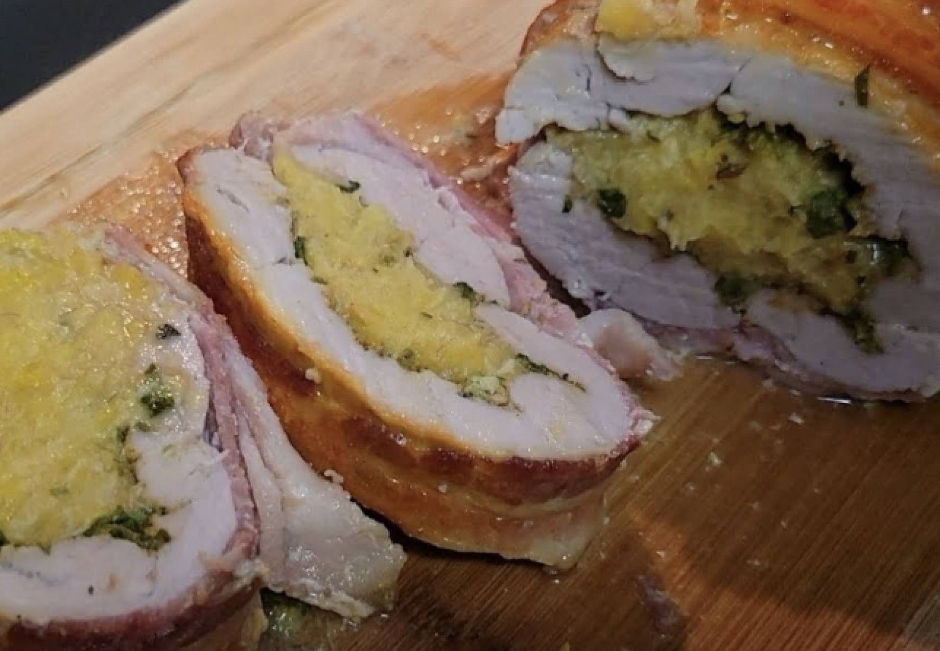 LOMO RELLENO DE MAJADO DE AMARILLO EN SALSA DE GUAYABA SOBRE MAJADO DE YAUTIA