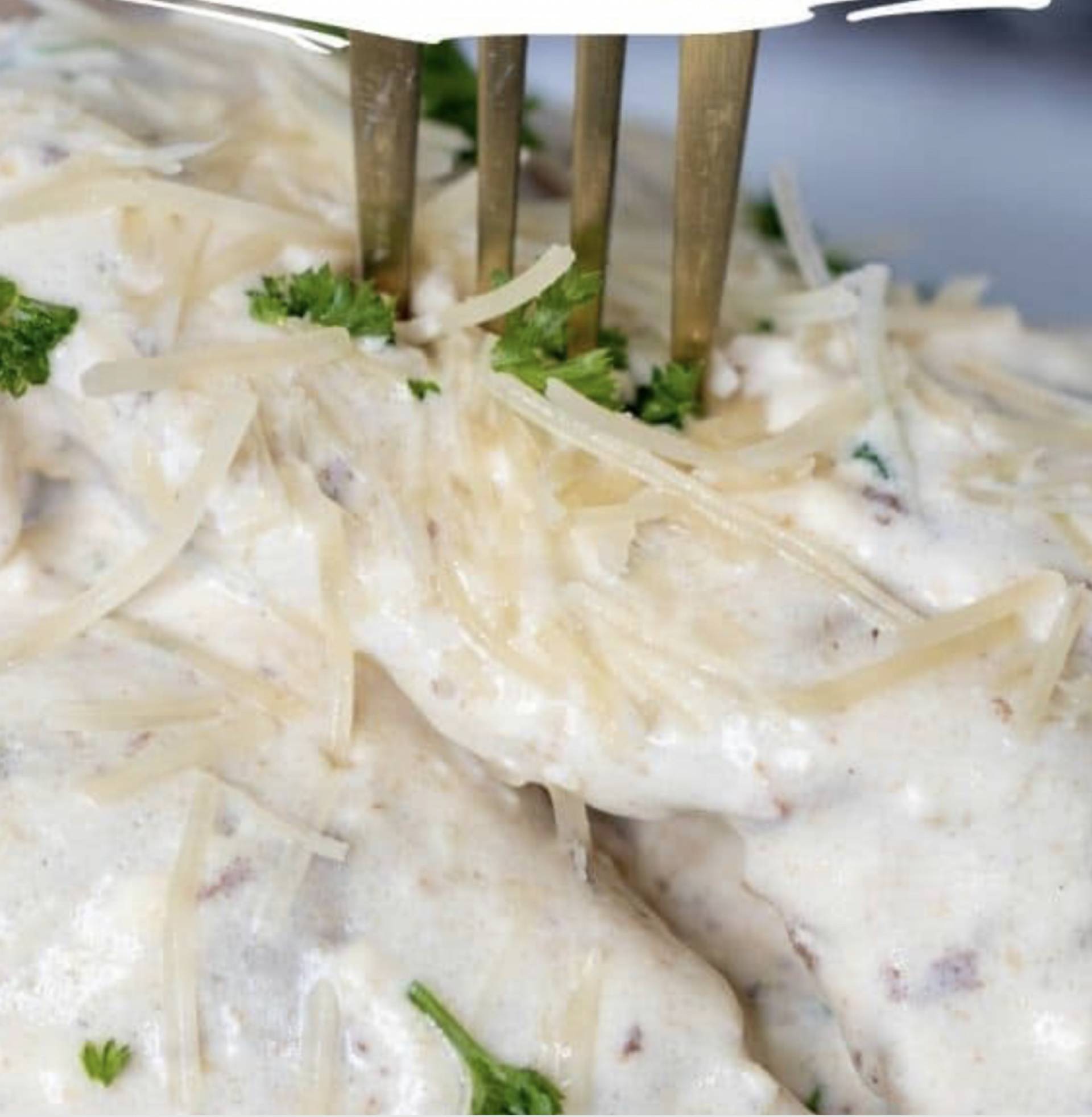 CADERAS EN SALSA CREMOSA DE AJO SOBRE MAJADO DE PAPA