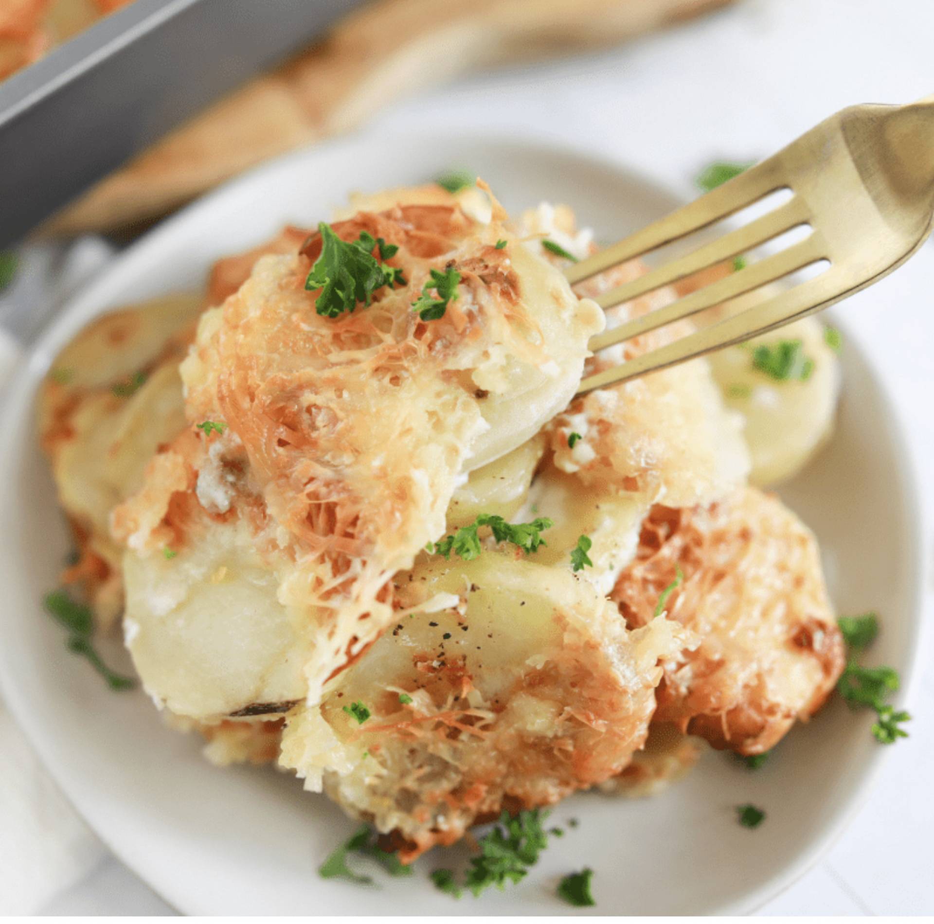 FILETE DE PESCADO EN SALSA CREMOSA CON PAPAS GRATINADAS (SCALLOPED)