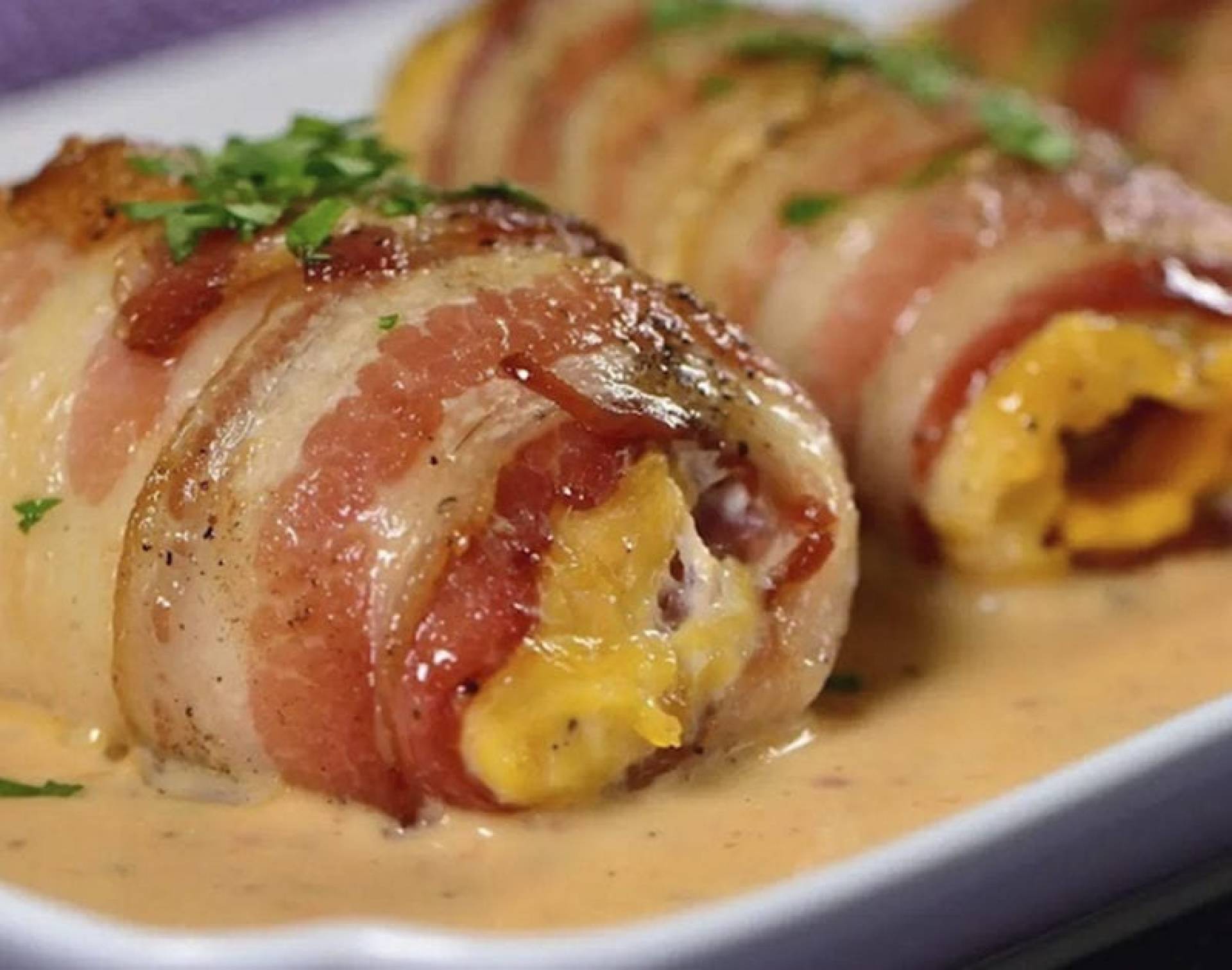 Pechuga Rellena de amarillos y queso crema con majado de papa