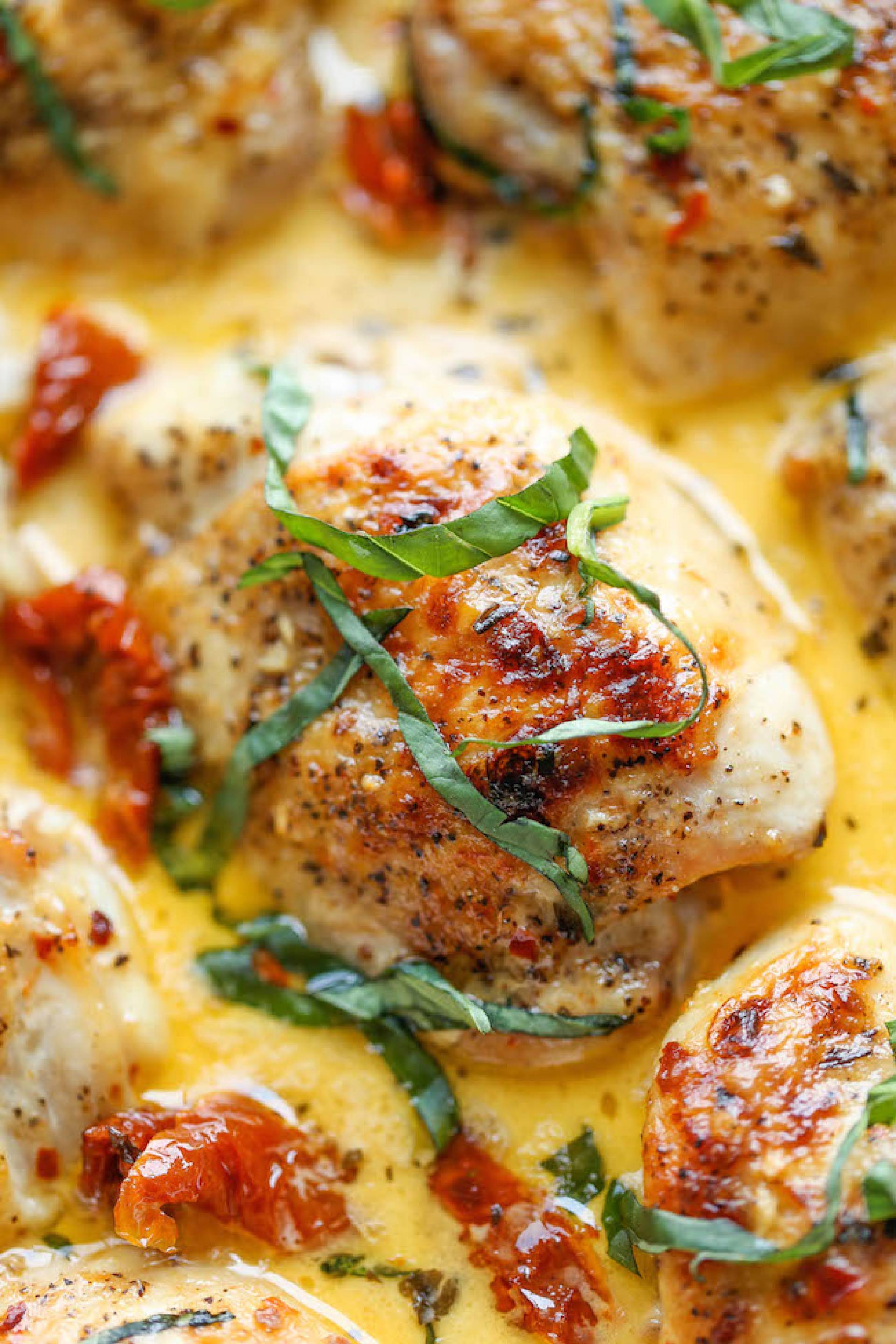 Pollo en salsa sundried tomatoes cremosa con majado de malanga