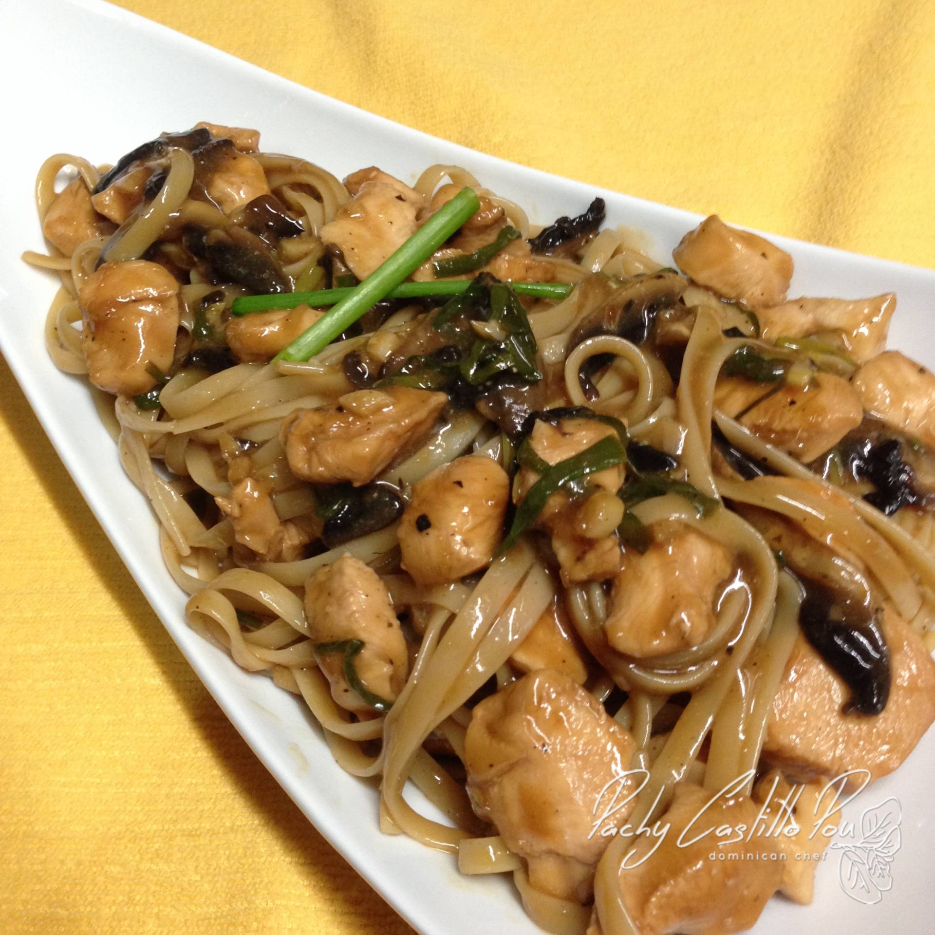 Lo MEIN de pollo al ajillo