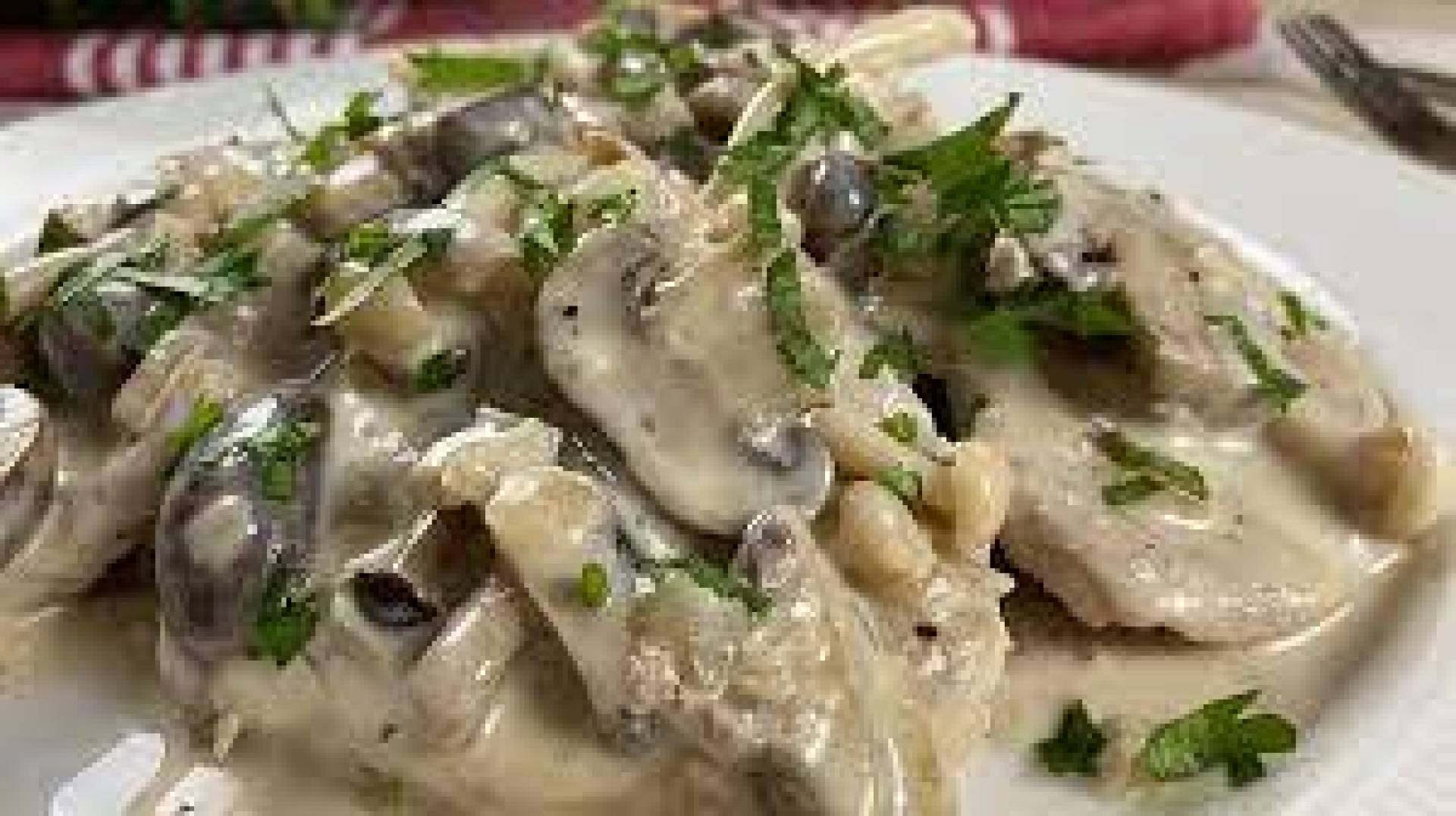 Lomo en salsa de setas y arroz griego