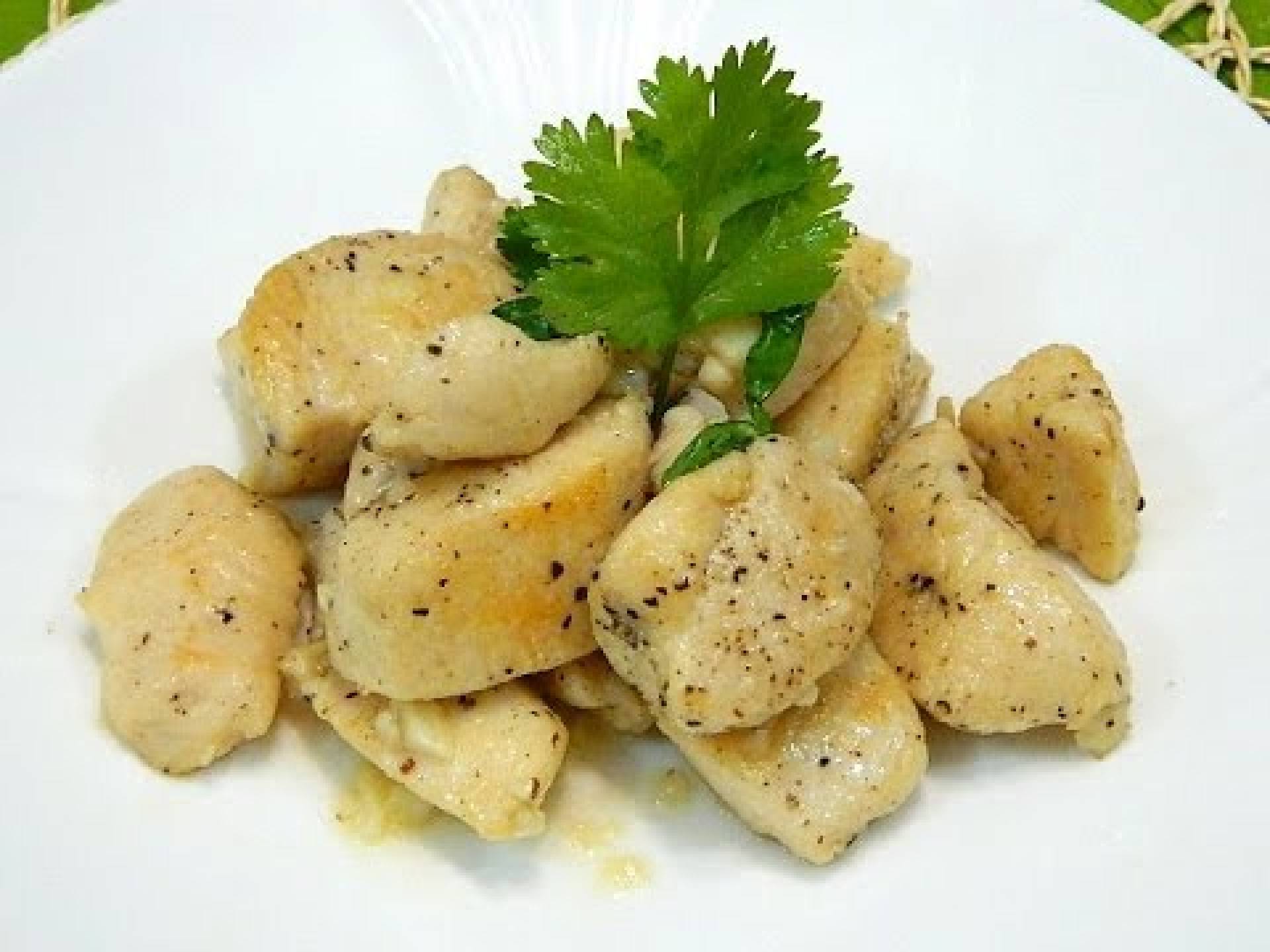 Caderas de pollo al ajillo con majado de viandas