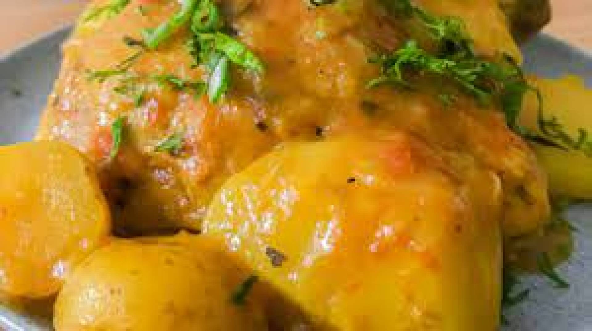 CADERITAS DE POLLO A LA CRIOLLA CON ARROZ CONGRI