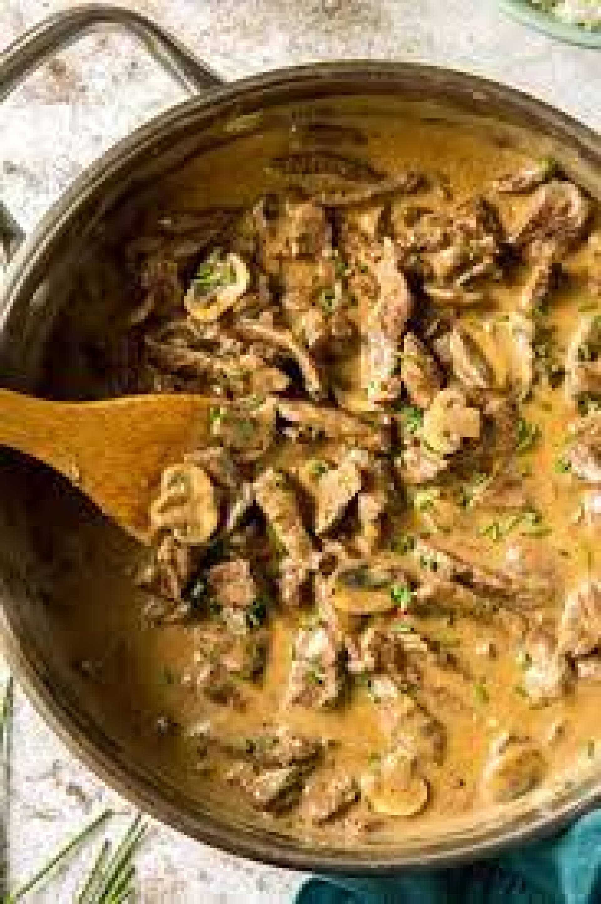 BEEF STROGANOFF & PAPAS MAJADAS CON GRAVY