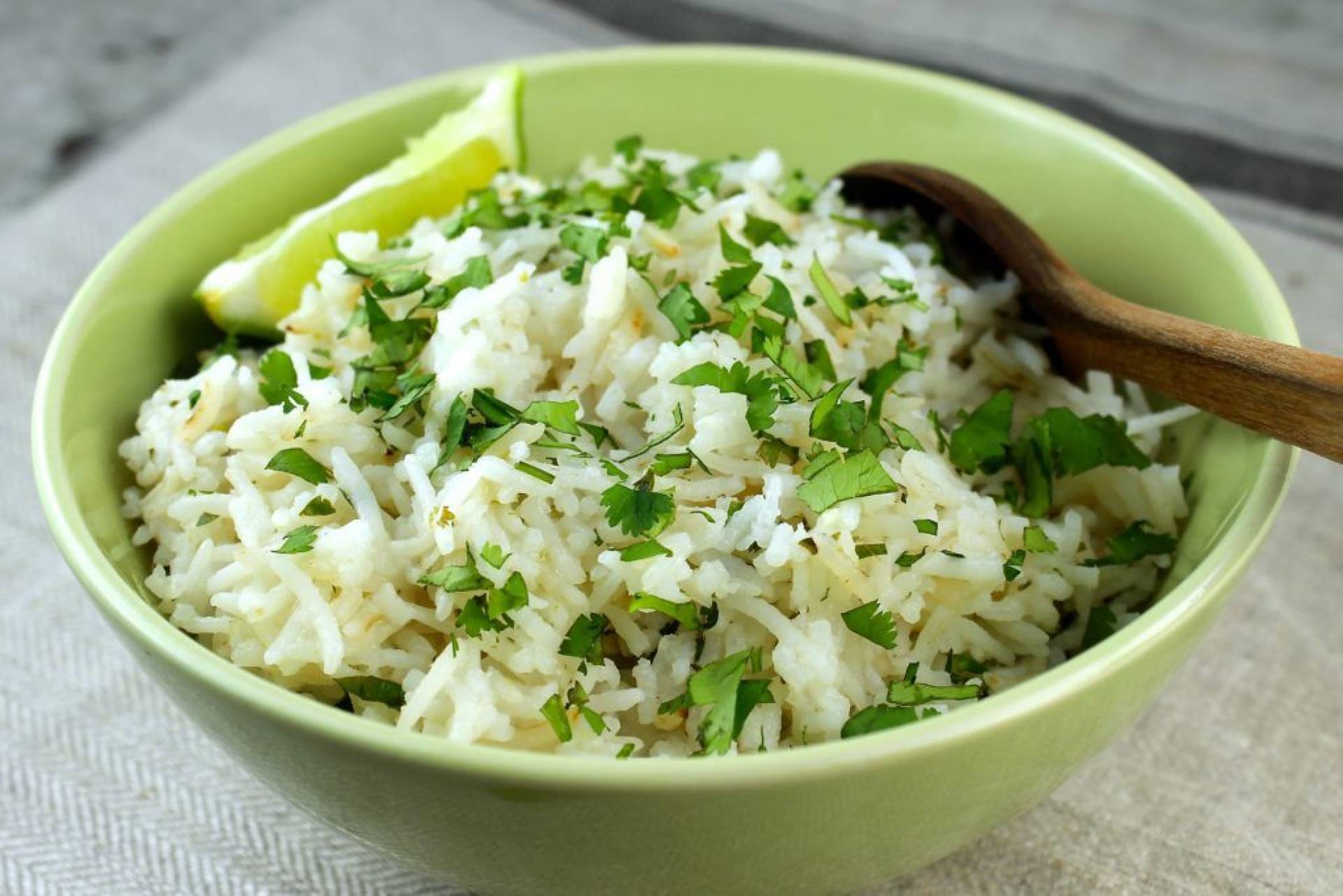 Carne guisada con arroz al cilantro