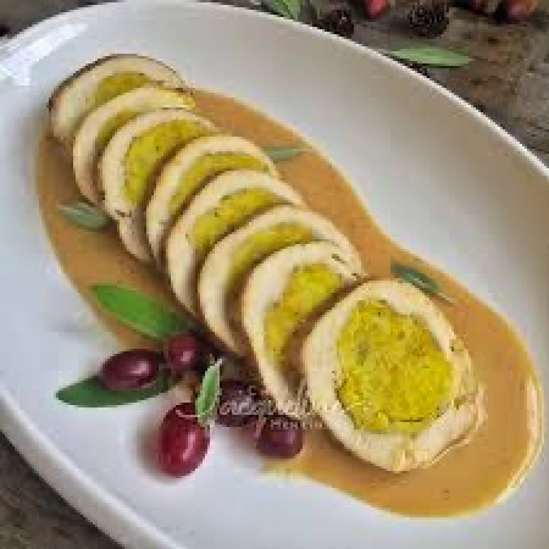Pechuga rellena de amarillo, queso crema y bacon con majado de viandas.