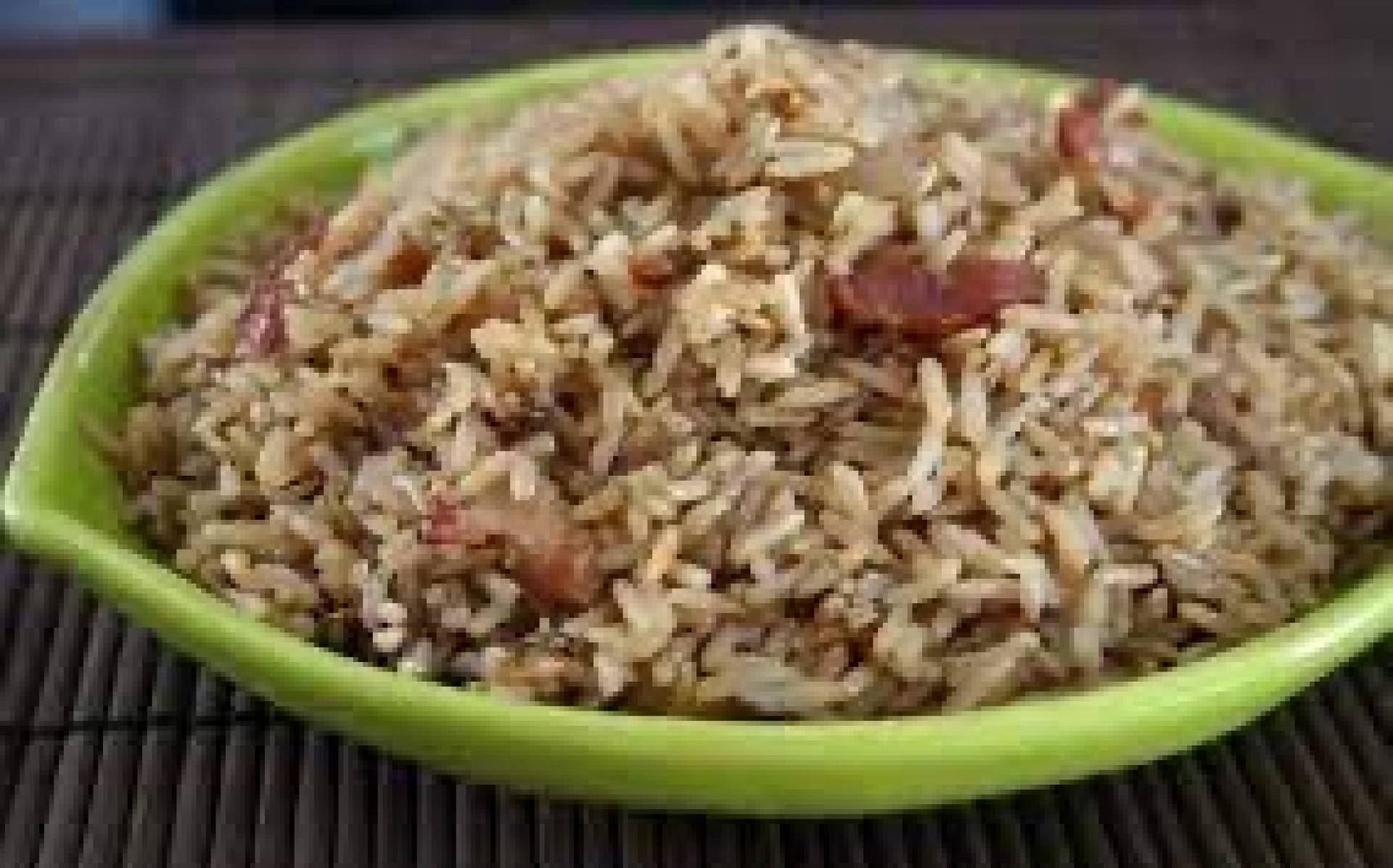 Caderas de pollo en gravy con arroz griego