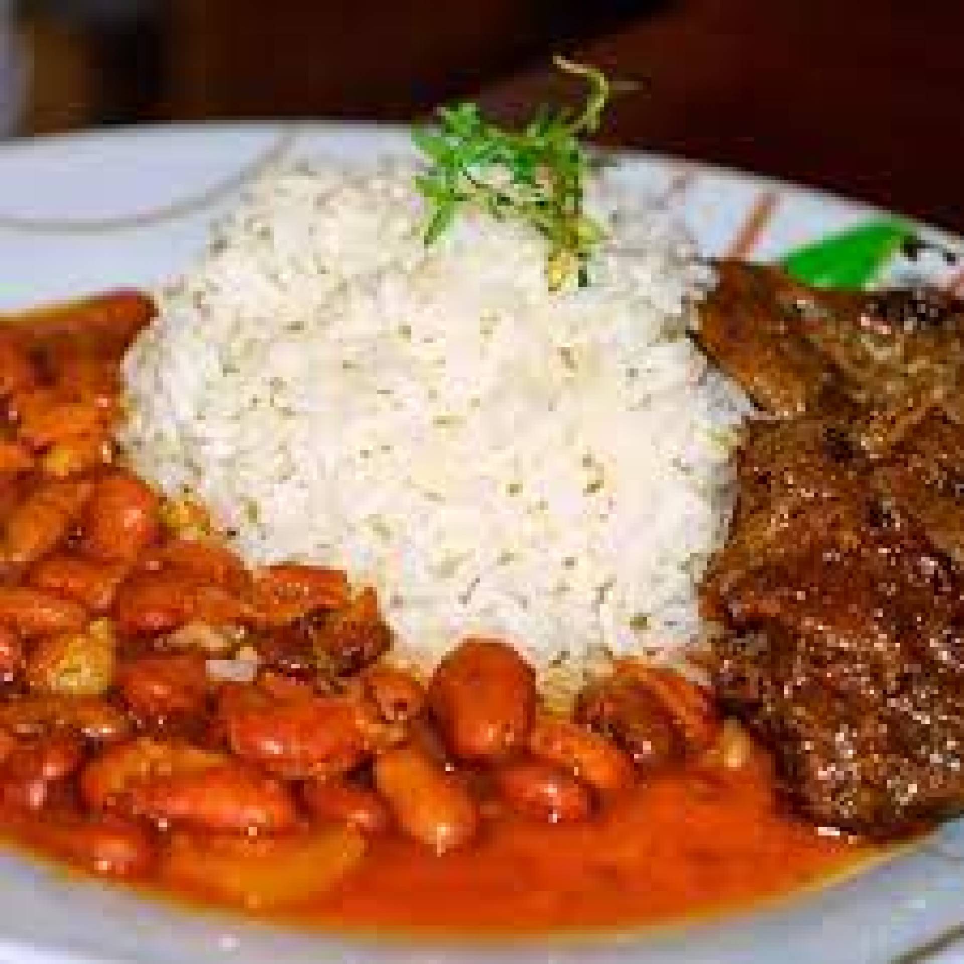 Biftec de pollo encebollado con arroz jazmín y habichuelas rosadas