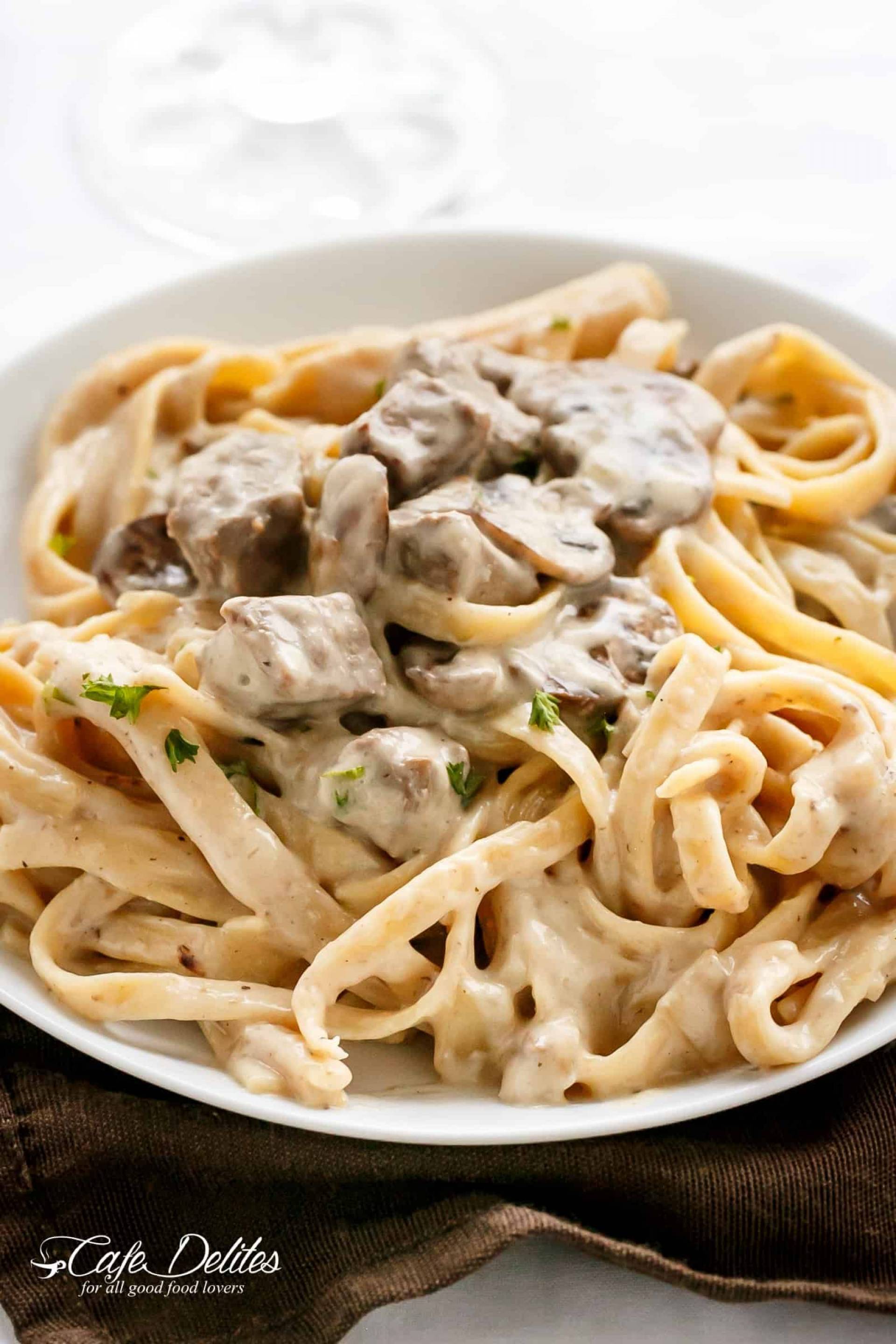 Fetuccinni en salsa de setas con tiras de steak