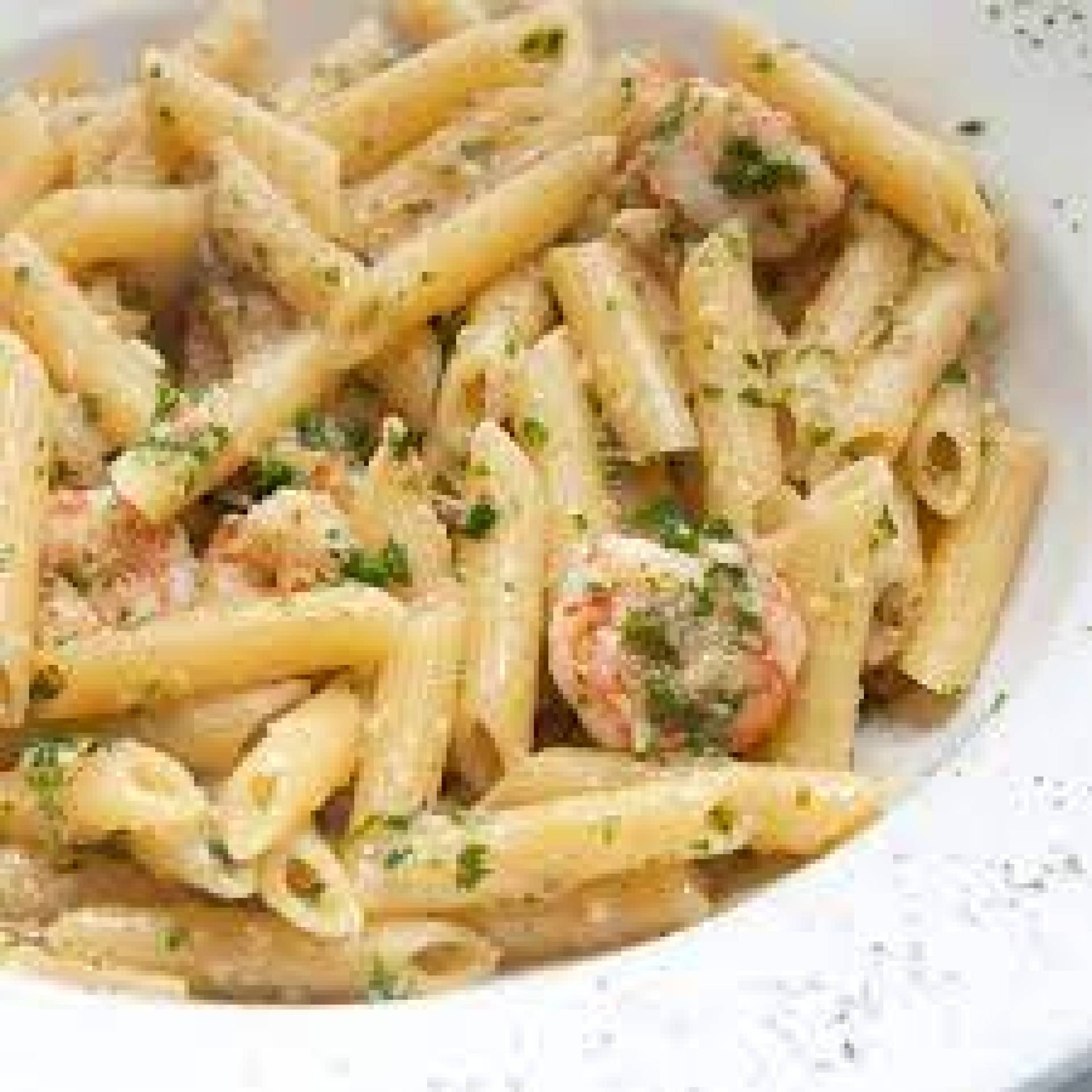 Pasta en salsa Aglio e olió con vegetales y camarones salteados