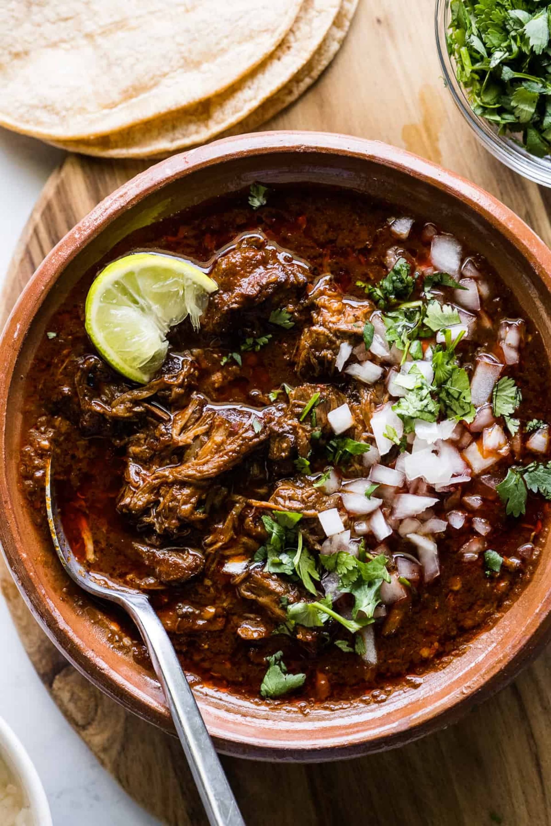 Carne de birria con street corn  (mazorcas en parmesano)