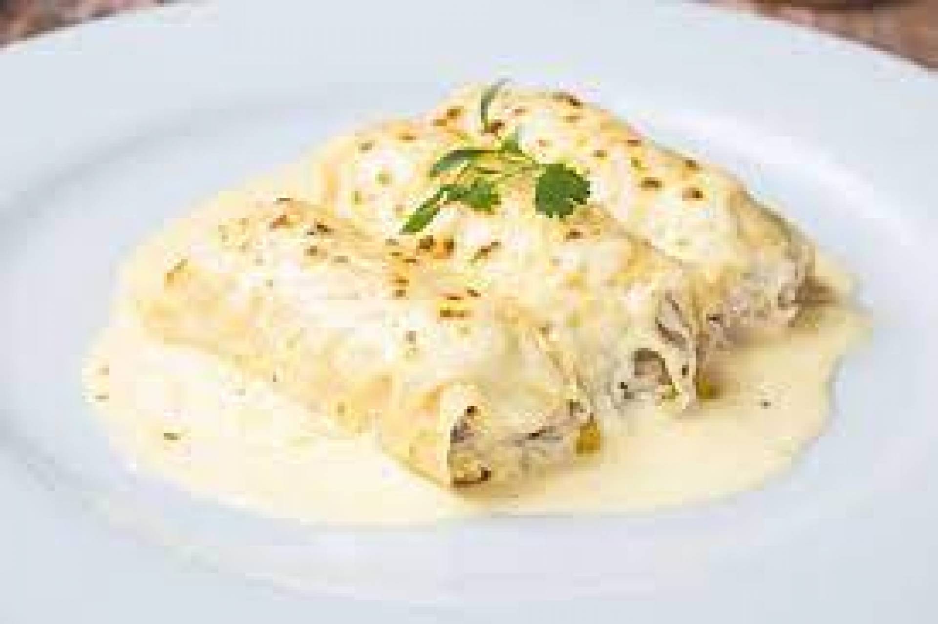 Canelones de pollo en salsa carbonara